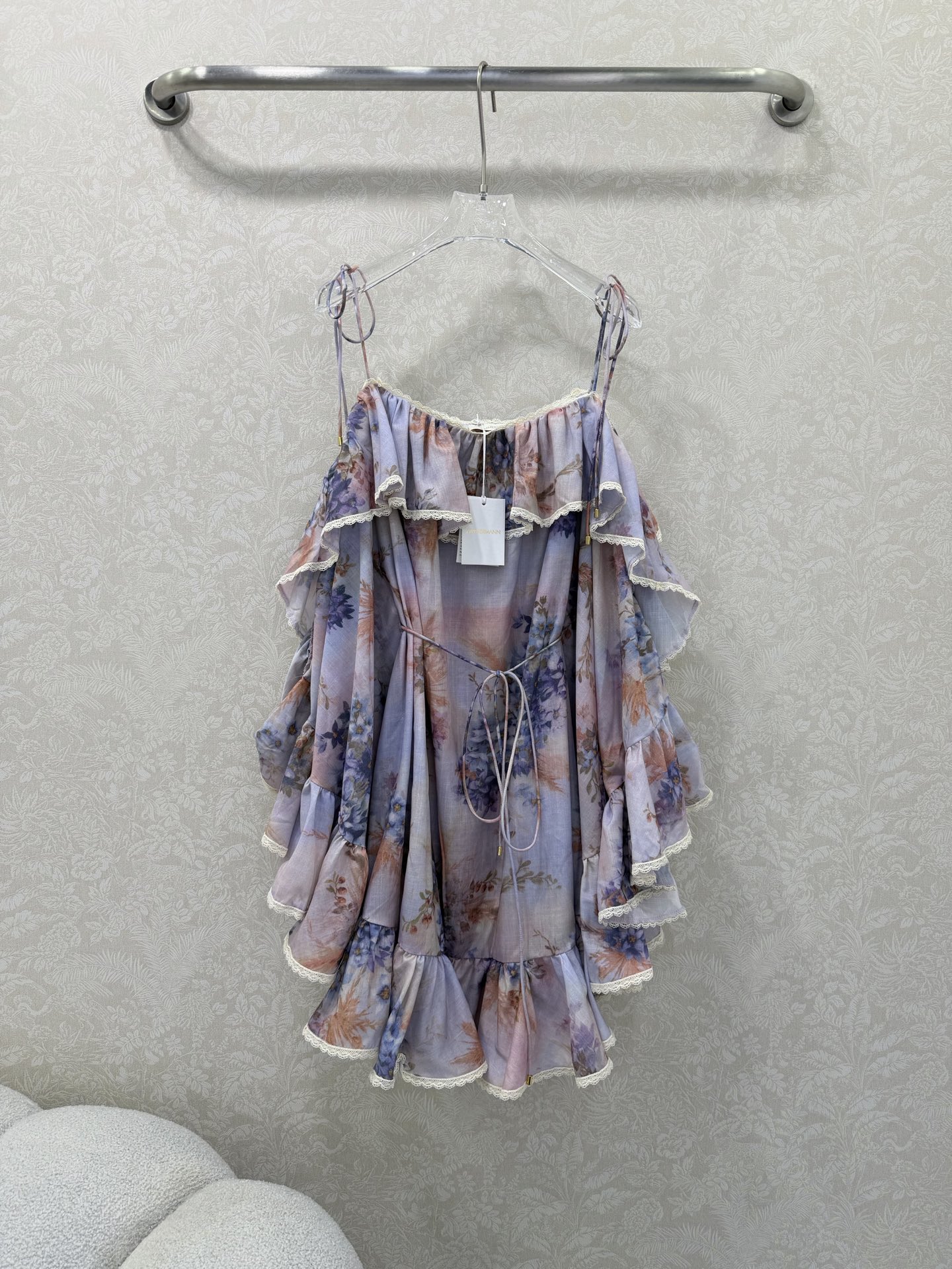 NO:722383,The highest version on the market, the girl inspects the goods, trims the three marks on the threads, and delivers the goods. You can send pictures and videos. If you want quality and service, please add me on WeChat. We will not accept urgent orders. ZIMMERM*26 new sling shoulder straps, floral baton sleeves and contrasting dress. The skirt has irregular ruffles. The oversized skirt is full of materials. The print is scattered on the blue skirt. The whole is lively and just right. The design is comfortable and comfortable for daily wear, low-key and luxurious. The upper body is elegant and the retro holiday style is more sweet and pleasant.  Solid color size 4 SMLXL, Zimmerman-clothing, skirts,19860909市面最高版本小妹验货、修剪线头上三标、发货可发图及拍视频,要品质要服务的加我微信,不接急单. ZIMMERM*26新款吊带肩膀系带碎花蝙蝠袖撞色连衣裙 裙身不规则荷叶边 超大摆裙摆用料十足 印花散落在蓝色裙子上 一整个活泼洋溢 恰到好处的设计 日常穿着舒适自在又低调奢华 版型上身气质优雅 复古度假风更加甜美可人 单色4码SMLXL,兹默曼-服装,skirts,,Women's clothing