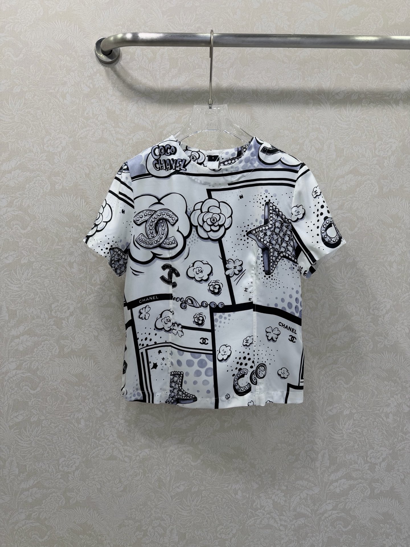 NO:722807,The highest version on the market, the girl will inspect the goods, trim the three marks on the threads, and ship the goods. You can post pictures and take videos. If you want quality or service, please add me on WeChat. We will not accept urgent orders. chan*l 26 new coco girl wears camellia pearl chain printed silk short-sleeved top!  Silk twill fabric feels silky and comfortable!  Pay attention to details and differentiate versions of Bai Fumei’s must-have items. Temperament holiday items with a fashionable and high-end tone!  The flattering shape makes your upper body look slimmer!  The quality of workmanship depends on the details. Single color size 3 36.38.40, Chanel-clothing, chanel, chanel, T-shirt, real silk,19860909市面最高版本小妹验货、修剪线头上三标、发货可发图及拍视频,要品质要服务的加我微信,不接急单. chan*l 26新款coco女孩穿搭山茶花珍珠链条印花真丝短袖上衣！真丝斜纹绸面料质感丝滑舒适！注意细节 区分版本白富美必入单品.气质度假单品上身时髦又高级的调调！不挑人版型上身巨显瘦！做工品质看细节.单色3码36.38.40,香奈儿-服装,chanel,chanel,T-shirt,real silk,,Women's clothing