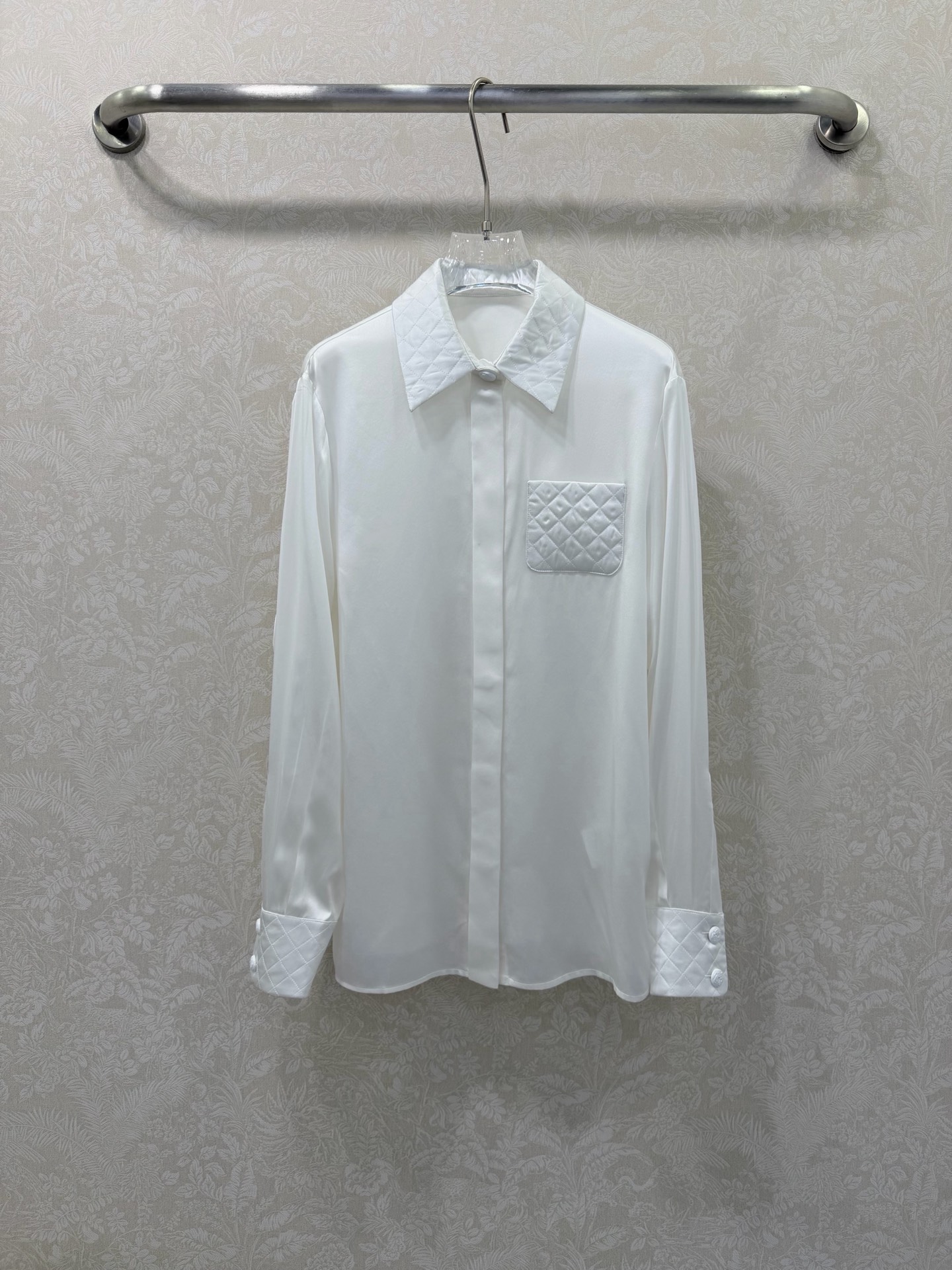 NO:722801,The girl of the highest version on the market inspects the goods, trims the three marks on the threads, and delivers the goods. You can post pictures and take videos. If you want quality and service, please add me on WeChat. We will not accept urgent orders. chan*l 26 new high version silk satin collar rhombus shirt. Customized YB imported silk stretch satin material. Pay attention to details. The texture of the differentiated version is more drapey and shiny. It is comfortable to wear and easier to take care of. Long-sleeved shirt cutting, straight shoulder version, simple and fashionable, craftsmanship, showing a delicate luster.  The rhombus design on the collar and cuffs echoes the letter logo on the hidden placket. The molded flower-shaped cuff hardware illuminates the classic design of Chanel and easily demonstrates the intellectual and elegant style. Customized surface accessories. Look for the correct version. High version. 2 colors and 3 codes. 36.38.40, Chanel-clothing, chanel, chanel, chanel, shirts, real silk, silk fabric,19860909市面最高版本小妹验货、修剪线头上三标、发货可发图及拍视频,要品质要服务的加我微信,不接急单. chan*l 26新款高版本真丝绸缎领口菱格衬衫 定制YB进口真丝弹力缎材质 注意细节 区分版本质感更为垂顺光泽 穿搭舒适 更易打理 长袖衬衫裁剪 正肩版型 简约时尚 工艺处理 呈现光泽细腻 领口袖口菱格设计 与隐藏式襟扣上的字母徽标呼应 开模花朵造型袖口五金 点亮香家经典设计 轻松彰显知性优雅的格调 定制面辅料 认准版本 高版本 2色3码36.38.40,香奈儿-服装,chanel,chanel,chanel,shirts,real silk,silk fabric,,Women's clothing