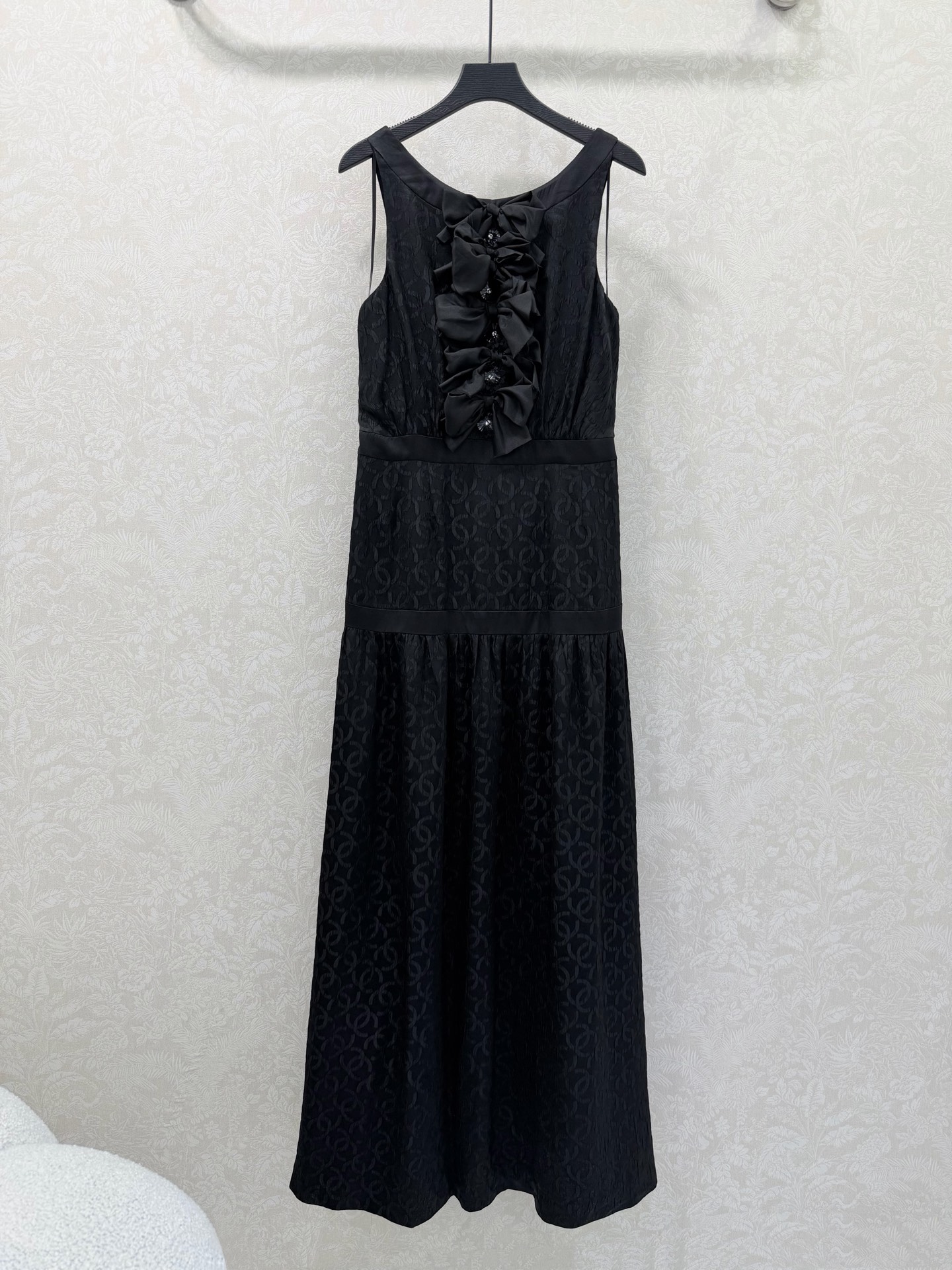 NO:722796,The highest version on the market, the girl inspects the goods, trims the three marks on the threads, and delivers the goods. You can post pictures and take videos. If you want quality and service, add me on WeChat. We will not accept urgent orders. chan*l 26 new style vest long skirt. Heavy jacquard silk material. Overall double-C jacquard pattern. Heavy craftsmanship to show jacquard pattern. Front bow decoration. Ready-made garments are full of appearance. Perfect restoration. Comfortable and nourishing to wear. Full of luxury. Clean and slim fit.  The vertical cut on the side of the waist has the effect of narrowing the waist and highlights the proportion advantage of short top and long bottom. The whole body dark pattern jacquard upper body is full of exquisite atmosphere. The backless back is the aura of a heroine. Customized hardware. Retro and elegant. Easy to wear to give a relaxed and elegant feeling. Customized surface accessories. Look for the correct version. High version. Single color 3 size 36.38.40, Chanel-clothing, chanel, chanel, skirts, real silk,19860909市面最高版本小妹验货、修剪线头上三标、发货可发图及拍视频,要品质要服务的加我微信,不接急单. chan*l 26新款背心长裙 重磅提花真丝材质 整体双c提花图案 重工艺呈现出提花图案 前襟蝴蝶结装饰 成衣品相十足 完美还原 穿搭舒适养肤 贵气十足 裁剪利落修身 腰侧立裁起到收腰效果更凸显上短下长的比例优势 通体暗纹提花 上身充满精致气息 后露背大女主气场 定制五金 复古优雅 轻松穿搭出松弛贵气感 定制面辅料 认准版本 高版本 单色3码36.38.40,香奈儿-服装,chanel,chanel,skirts,real silk,,Women's clothing