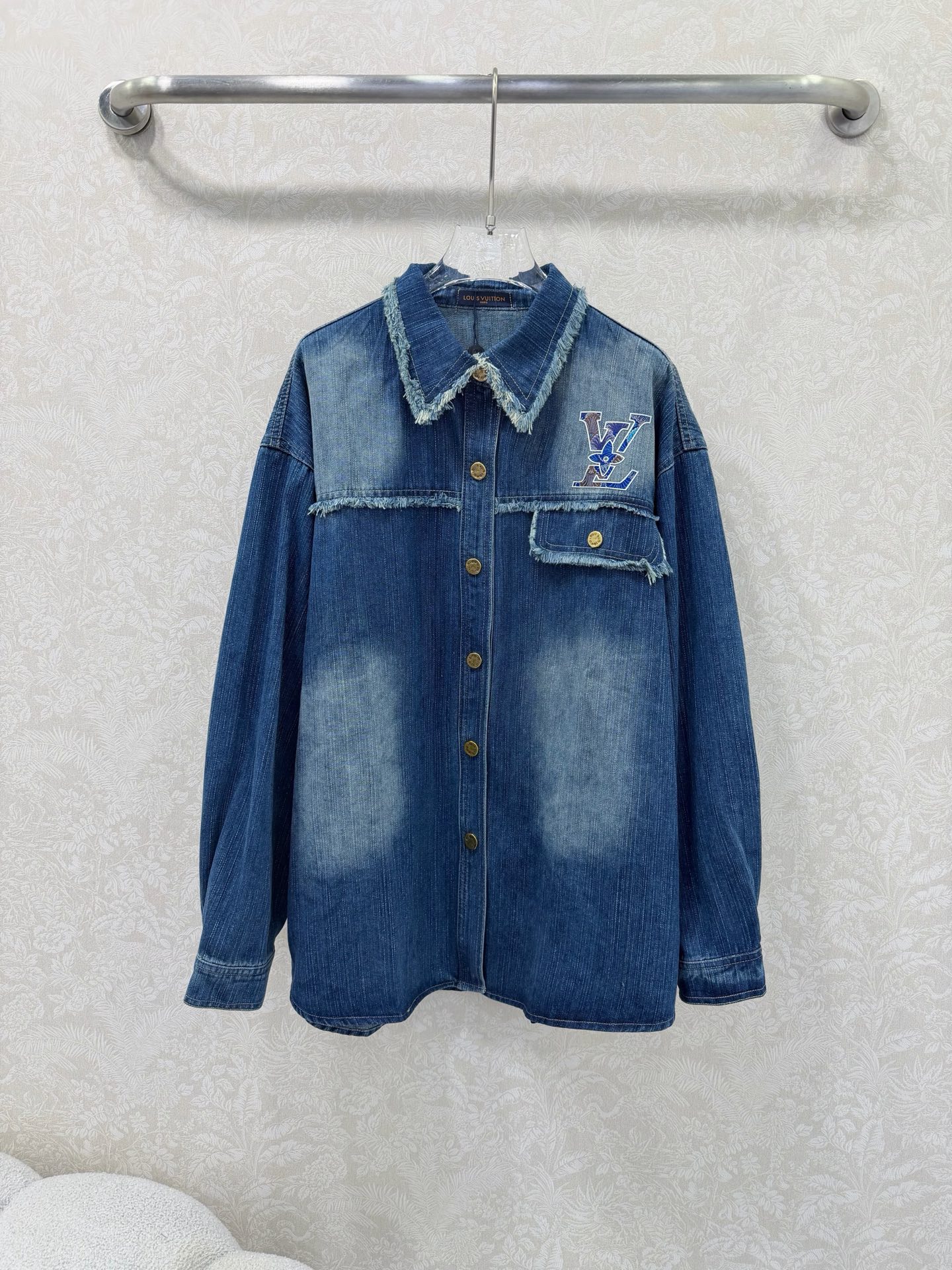 NO:742408,Louis Vuitto*26 new style collar tassel back national style embroidered denim shirt jacket. Same style for men and women. Comfortable and crisp texture. Lightweight and easy to wear. Classic denim denim jacket. The chest and back are decorated with blue and white embroidery patterns. The brand atmosphere is breathtaking. Customized buttons show the brand tonality. Exquisite version. Cleverly show body proportions and highlight unique personality charm. A versatile jacket for daily commuting. Trendy and fashionable upper body. Playful and age-reducing.  Solid color size 3 SML,Louis Vuitton-clothing,louis vuitton,louis vuitton,jackets & coats,19860909Louis Vuitto*26新款领口流苏后背国风刺绣牛仔衬衣外套 男女同款 质感舒适挺括 轻盈好穿 经典牛仔丹宁外套 胸前与后背均已青花刺绣图案装饰 品牌气息扑面而来 定制纽扣 展现品牌调性 精致版型 巧妙展现身形比例 彰显独特个性魅力 一款日常通勤百搭的外套 上身潮流时髦 俏皮减龄 单色3码SML,路易威登-服装,louis vuitton,louis vuitton,jackets & coats,,Women's clothing