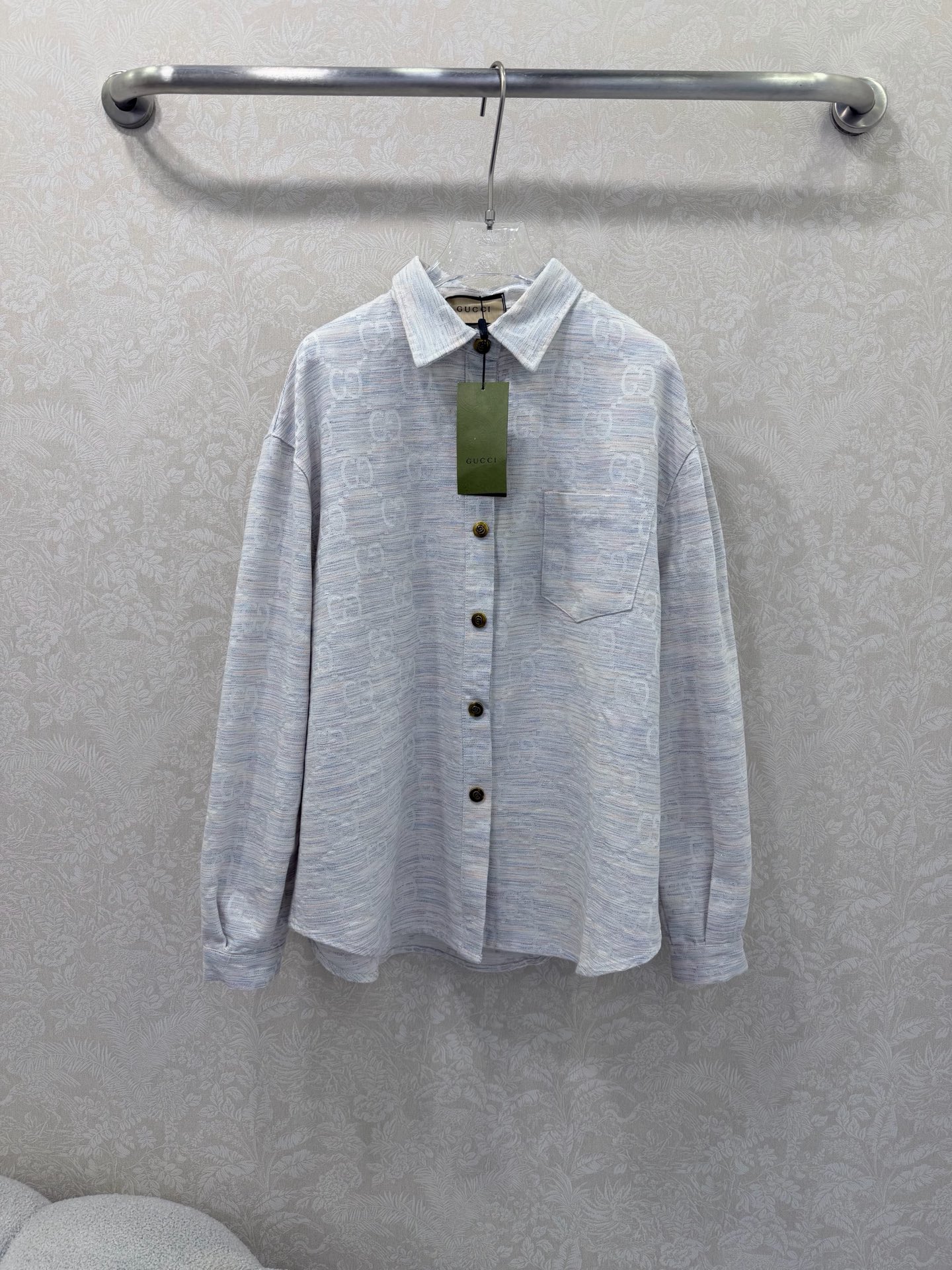 NO:742376,GUCC*26 new all-over jacquard double-C shirt, same style for men and women, comfortable and crisp texture, light and easy to wear, simple and elegant, with a brand atmosphere, customized buttons to show the brand tone, exquisite version, cleverly showing the body proportions, highlighting the unique personality charm. A versatile jacket for daily commuting, fashionable upper body, playful and age-reducing, single color size 3 SML, Gucci-clothing, gucci, gucci, jackets & coats,19860909GUCC*26新款满幅提花双c衬衣 男女同款 质感舒适挺括 轻盈好穿 简约大气 品牌气息扑面而来 定制纽扣 展现品牌调性 精致版型 巧妙展现身形比例 彰显独特个性魅力 一款日常通勤百搭的外套 上身潮流时髦 俏皮减龄 单色3码SML,古驰-服装,gucci,gucci,jackets & coats,,Women's clothing