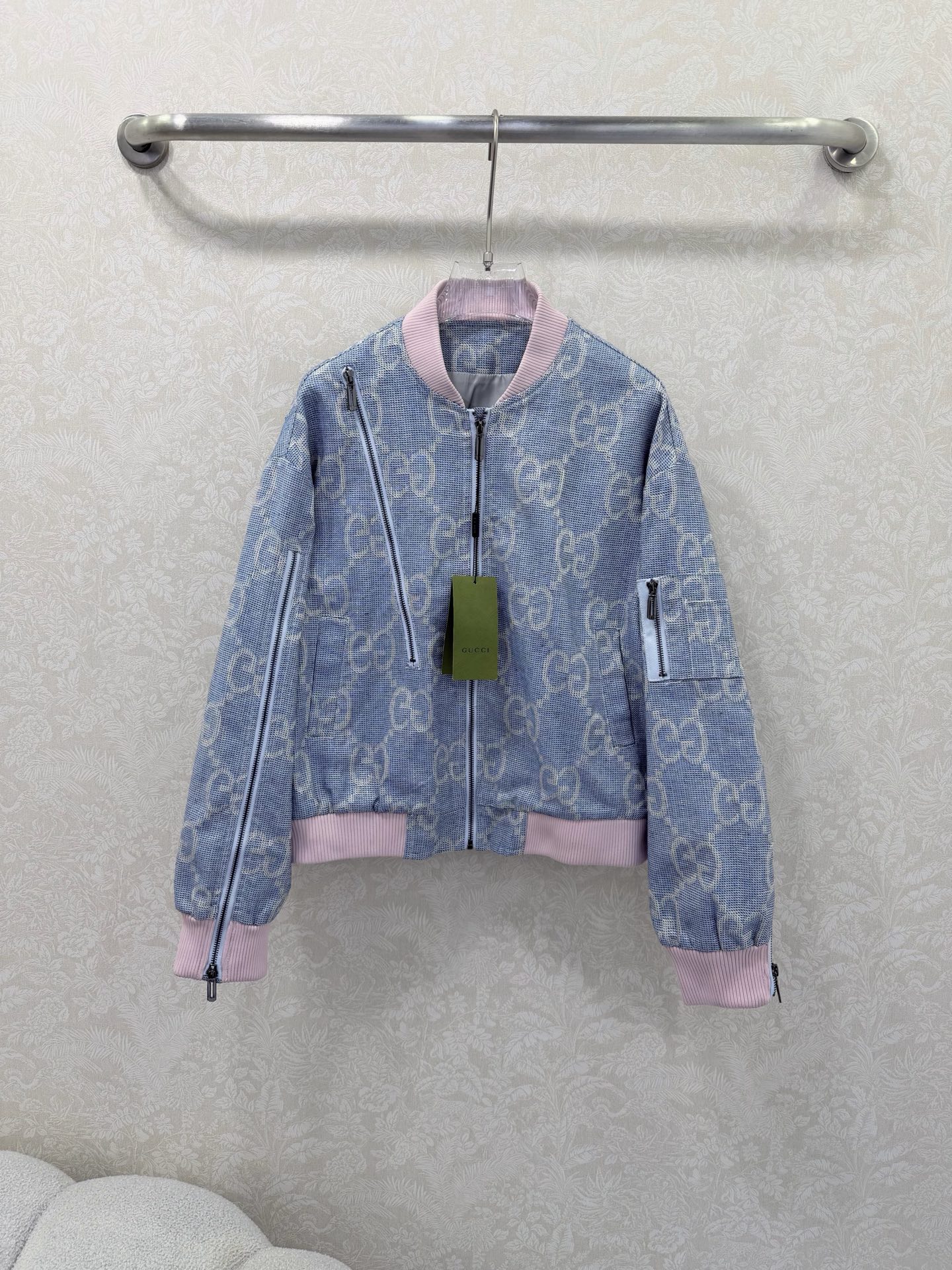 NO:742389,GUCC*26 new jacket Classic jacquard double G fabric Threaded collar baseball style Sleeve zipper design The collision of old money and punk, street coolness, one-of-a-kind yyds with just the right length The upper body shape is super perfect and high-end19860909GUCC*26新款外套 经典提花双G面料 螺纹领棒球款 袖边拉链设计 老钱与朋克的碰撞街头潮酷感拉满百里挑一的yyds恰到好处的长度上身版型修饰的超级完美高级感十足 四季皆可穿多少年都不会过时的款式建议人手一件 单色3码SML,古驰-服装,gucci,gucci,jackets & coats,,Women's clothing
