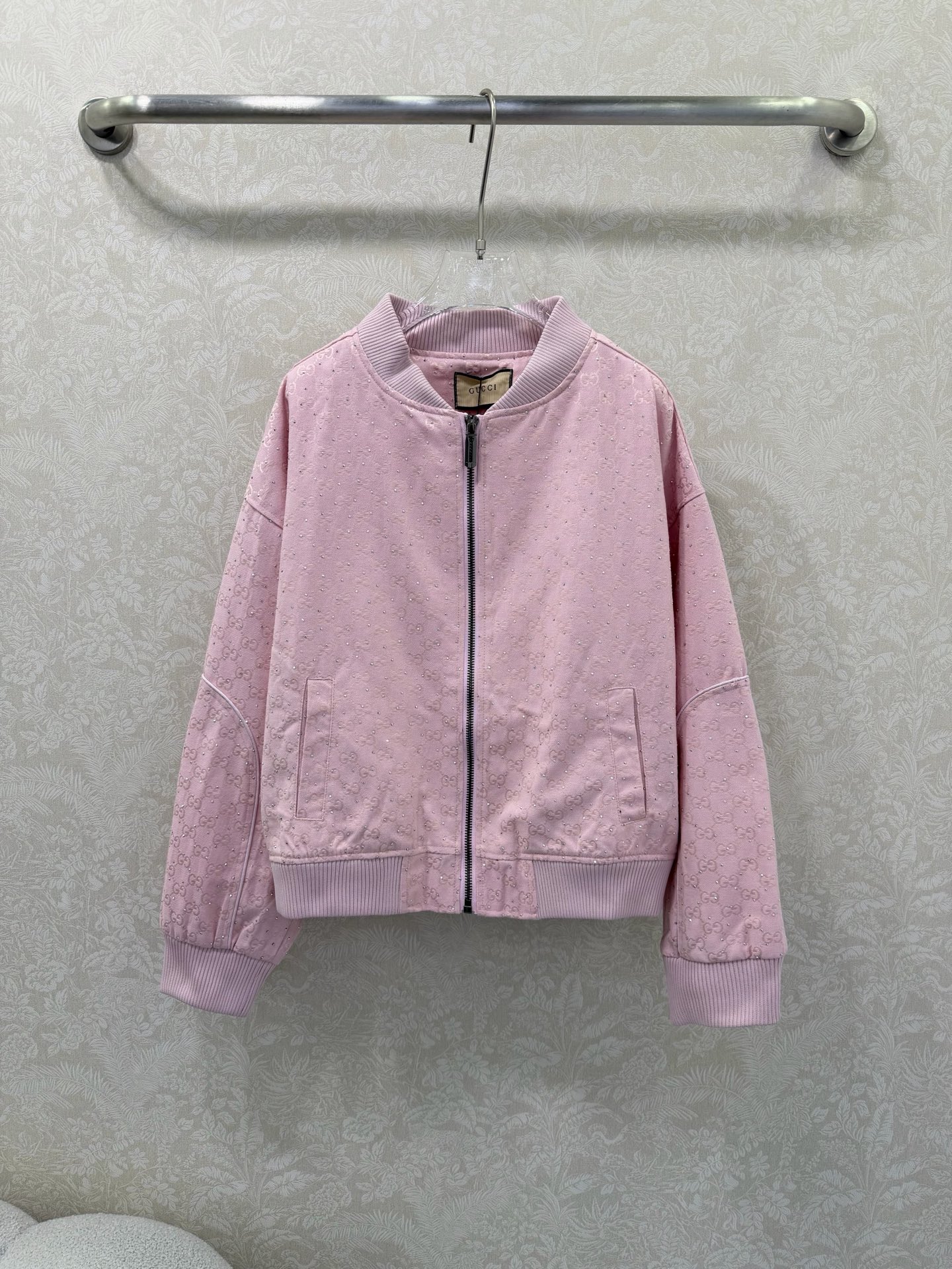 NO:742407,GUCC*26 new hot diamond jacket. Overall hot diamond design. Classic jacquard double G fabric. Threaded collar baseball style. Sleeve zipper design. The collision of old money and punk. The street coolness is full of one-of-a-kind yyds. Just the right length. The upper body is decorated with a super perfect and high-end feel. It can be worn in all seasons and will not go out of style for many years. It is recommended that everyone get one. 2 colors and 3 codes SML, Gucci-clothing, gucci, gucci, jackets & coats,19860909GUCC*26新款烫钻外套 整体烫钻设计 经典提花双G面料 螺纹领棒球款 袖边拉链设计 老钱与朋克的碰撞街头潮酷感拉满百里挑一的yyds恰到好处的长度上身版型修饰的超级完美高级感十足 四季皆可穿多少年都不会过时的款式建议人手一件 2色3码SML,古驰-服装,gucci,gucci,jackets & coats,,Women's clothing