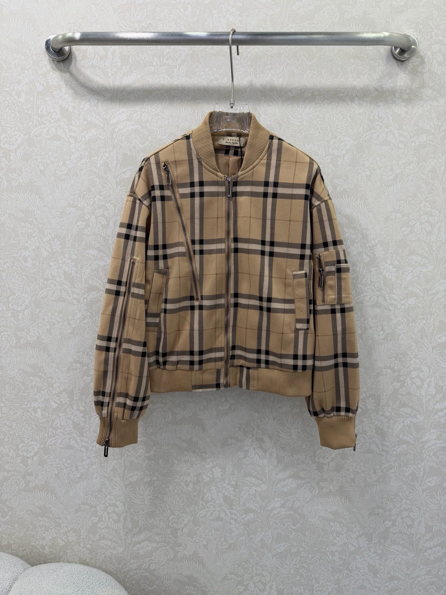 NO:742395,Burberr*26 new jacket Classic British plaid Threaded collar baseball style Sleeve zipper design The collision of old money and punk, street coolness, full of one-of-a-kind yyds, just the right length, the upper body style is super perfect and full of high-end sense. It can be worn in all seasons and will not go out of style for many years. It is recommended that everyone has one. Single color 3-code SML, Burberry-clothing, burberry, jackets & coats,19860909Burberr*26新款外套 经典英伦格纹 螺纹领棒球款 袖边拉链设计 老钱与朋克的碰撞街头潮酷感拉满百里挑一的yyds恰到好处的长度上身版型修饰的超级完美高级感十足 四季皆可穿多少年都不会过时的款式建议人手一件 单色3码SML,博柏利-服装,burberry,jackets & coats,,Women's clothing