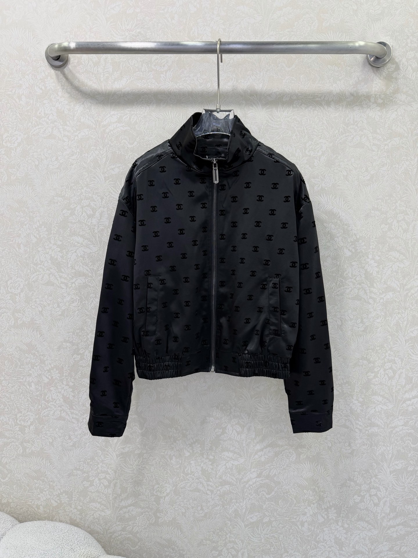 NO:742399,chan*l 226's new stand-up collar flocked satin jacket. The double C logo flocked all over print is fashionable and good-looking. The style is great. Customized satin fabric and anti-snagging fabric. The temperament is simply amazing. The upper body is extremely cool and street trendy. The yyds are just the right length. The upper body is decorated with a super perfect and high-end feel. It can be worn in all seasons and will not go out of style for many years. It is recommended that everyone has one.  2 colors and 3 codes SML, Chanel-clothing, chanel, chanel, jackets & coats, silk fabric,19860909chan*l 226新款立领植绒绸缎外套 双c logo植绒满印时髦好看 版型很赞 定制的绸缎面料 防勾丝面料 气质简直绝了 上身绝绝子街头潮酷感拉满百里挑一的yyds恰到好处的长度上身版型修饰的超级完美高级感十足 四季皆可穿多少年都不会过时的款式建议人手一件 2色3码SML,香奈儿-服装,chanel,chanel,jackets & coats,silk fabric,,Women's clothing