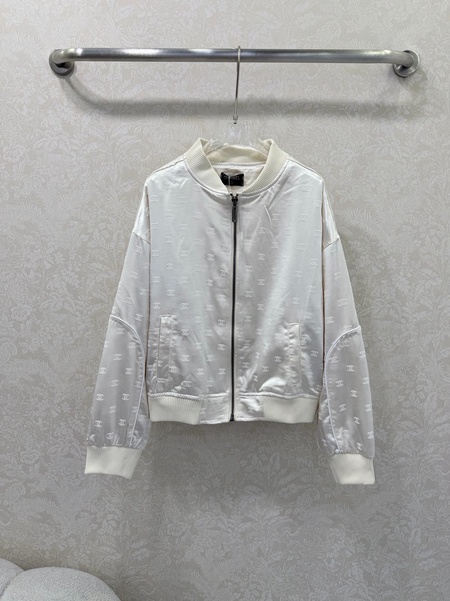 NO:742420,chan*l 26 new style threaded collared striped flocked satin jacket. The double C logo flocked all over print is fashionable and good-looking. The style is great. Customized satin fabric and anti-snagging fabric. The temperament is simply amazing. The upper body is extremely cool and street-friendly. The yyds are just the right length. The upper body is decorated with a super perfect and high-end feel. It can be worn in all seasons and will not go out of style for many years. It is recommended that everyone get one.  2 colors and 3 codes SML, Chanel-clothing, chanel, chanel, jackets & coats, silk fabric,19860909chan*l 26新款螺纹领袖子拼捆条植绒绸缎外套 双c logo植绒满印时髦好看 版型很赞 定制的绸缎面料 防勾丝面料 气质简直绝了 上身绝绝子街头潮酷感拉满百里挑一的yyds恰到好处的长度上身版型修饰的超级完美高级感十足 四季皆可穿多少年都不会过时的款式建议人手一件 2色3码SML,香奈儿-服装,chanel,chanel,jackets & coats,silk fabric,,Women's clothing