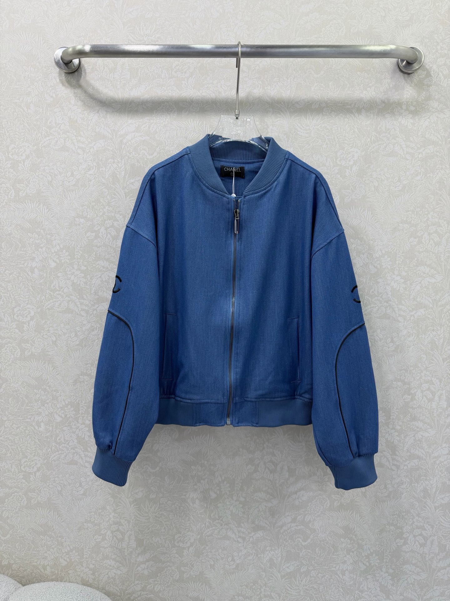 NO:742374,chan*l 26 new style thread leader patchwork jacket. The back of the sleeves are decorated with double C logo embroidery. The overall solid color is simple and elegant. The style is great. The temperament is simply amazing. The upper body is extremely street cool and has one of the best yyds. The length is just right. The upper body is decorated with a super perfect high-end feel. It can be worn in all seasons and will not go out of style for many years. It is recommended that everyone get one. 2 colors and 3 codes SML, Chanel-clothing, chanel, chanel, jackets  & coats,19860909chan*l 26新款螺纹领袖子拼捆条外套 袖子后背均已双c logo刺绣装饰 整体纯色简约大气 版型很赞 气质简直绝了 上身绝绝子街头潮酷感拉满百里挑一的yyds恰到好处的长度上身版型修饰的超级完美高级感十足 四季皆可穿多少年都不会过时的款式建议人手一件 2色3码SML,香奈儿-服装,chanel,chanel,jackets & coats,,Women's clothing