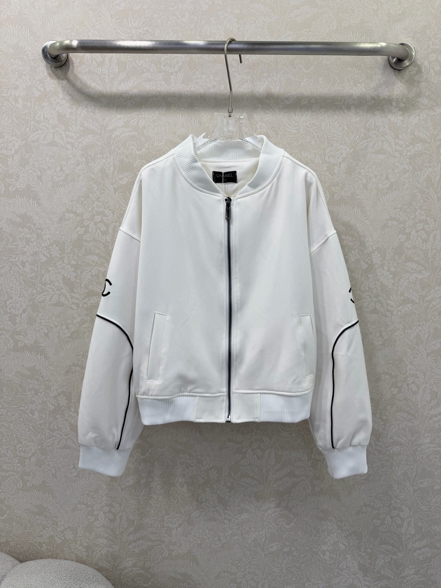 NO:742383,chan*l 26 new style thread leader patchwork jacket. The back of the sleeves are decorated with double C logo embroidery. The overall solid color is simple and elegant. The style is great. The temperament is simply amazing. The upper body is extremely street cool and has one of the best yyds. The length is just right. The upper body is decorated with a super perfect high-end feel. It can be worn in all seasons and will not go out of style for many years. It is recommended that everyone get one. 2 colors and 3 codes SML, Chanel-clothing, chanel, chanel, jackets  & coats,19860909chan*l 26新款螺纹领袖子拼捆条外套 袖子后背均已双c logo刺绣装饰 整体纯色简约大气 版型很赞 气质简直绝了 上身绝绝子街头潮酷感拉满百里挑一的yyds恰到好处的长度上身版型修饰的超级完美高级感十足 四季皆可穿多少年都不会过时的款式建议人手一件 2色3码SML,香奈儿-服装,chanel,chanel,jackets & coats,,Women's clothing