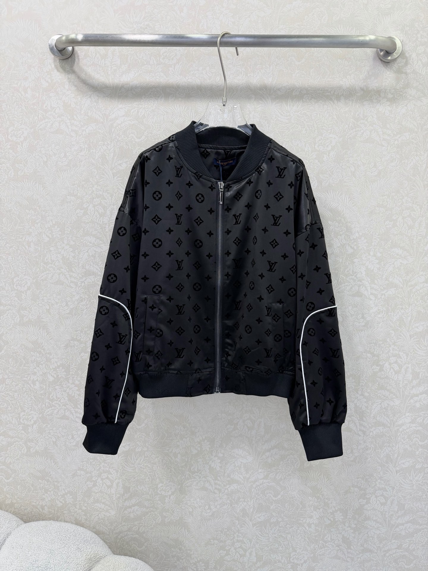 NO:742368,LOUIS VUITTO*l26 new threaded leader piece bundled strip flocking satin jacket, all-over presbyopia logo flocking and all-over printing are fashionable and good-looking. The style is great. Customized satin fabric, anti-snag fabric. The temperament is simply amazing. The upper body is extremely cool and street-friendly. The yyds are just the right length. The upper body is decorated with a super perfect and high-end feel. It can be worn in all seasons and will not go out of style for many years. It is recommended that everyone has one.  2 colors and 3 codes SML,Louis Vuitton-clothing,louis vuitton,louis vuitton,jackets & coats,silk fabric,19860909LOUIS VUITTO*l26新款螺纹领袖子拼捆条植绒绸缎外套 满幅老花logo植绒满印时髦好看 版型很赞 定制的绸缎面料 防勾丝面料 气质简直绝了 上身绝绝子街头潮酷感拉满百里挑一的yyds恰到好处的长度上身版型修饰的超级完美高级感十足 四季皆可穿多少年都不会过时的款式建议人手一件 2色3码SML,路易威登-服装,louis vuitton,louis vuitton,jackets & coats,silk fabric,,Women's clothing