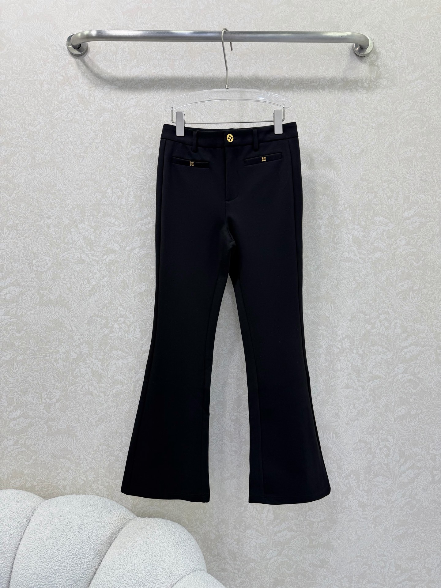 NO:742378,Louis Vuitto*26 new bootcut trousers are made of custom-made elastic cotton. Customized hardware embellishments on the waistband are full of details. The front pockets are decorated with four-leaf clover hardware. The bootcut trousers modify the leg shape. They look thinner and taller. The popular version elongates the proportion. It looks great with a short top ~ the fabric has good drape and is comfortable to wear. It can be easily used for commuting, leisure and dating. It is a versatile and practical wardrobe essential!  Solid color size 3 SML,Louis Vuitton-clothing,louis vuitton,louis vuitton,19860909Louis Vuitto*26新款微喇长裤 定制弹力棉材质 腰头定制五金点缀细节感满满 前口袋搭配四叶草五金点缀 微喇裤型修饰腿型 显瘦又显高超火爆版型拉长比例 搭配短上衣都超好看～面料垂感好,穿着舒适,通勤、休闲、约会都能轻松驾驭,是百搭实用的衣橱必备单品！单色3码SML,路易威登-服装,louis vuitton,louis vuitton,,Women's clothing