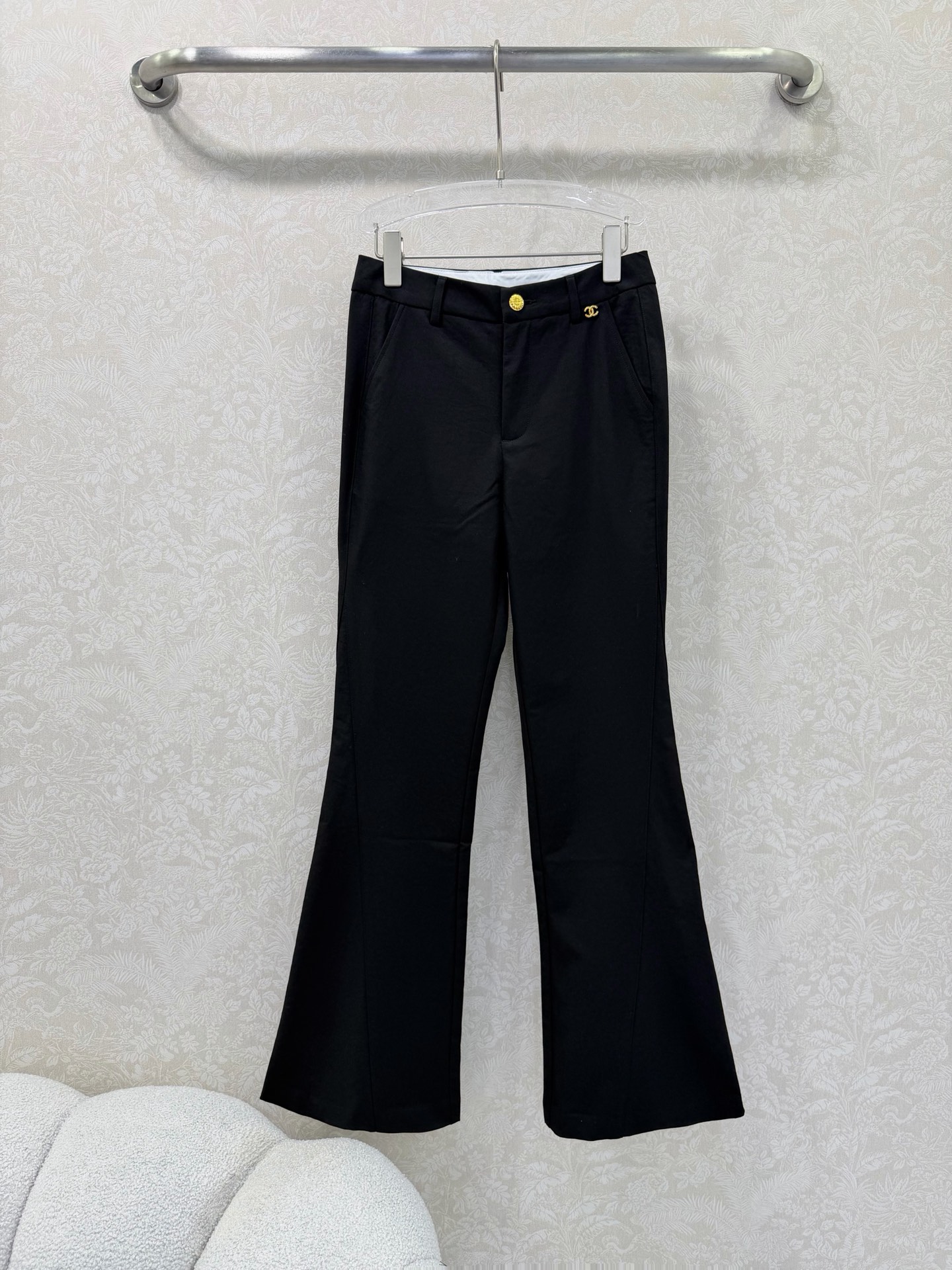 NO:742361,chan*l 26's new bootcut trousers are made of custom-made elastic cotton. Customized hardware embellishments at the waist are full of details. The bootcut pants shape modify the leg shape. They look slimmer and taller. The popular version elongates the proportion. It looks great with a short top. The fabric has good drape and is comfortable to wear. It can be easily used for commuting, leisure and dating. It is a versatile and practical wardrobe essential!  Single color size 3 SML,Chanel-clothing,chanel,chanel,19860909chan*l 26新款微喇长裤 定制弹力棉材质 腰头定制五金点缀细节感满满 微喇裤型修饰腿型 显瘦又显高超火爆版型拉长比例 搭配短上衣都超好看～面料垂感好,穿着舒适,通勤、休闲、约会都能轻松驾驭,是百搭实用的衣橱必备单品！单色3码SML,香奈儿-服装,chanel,chanel,,Women's clothing