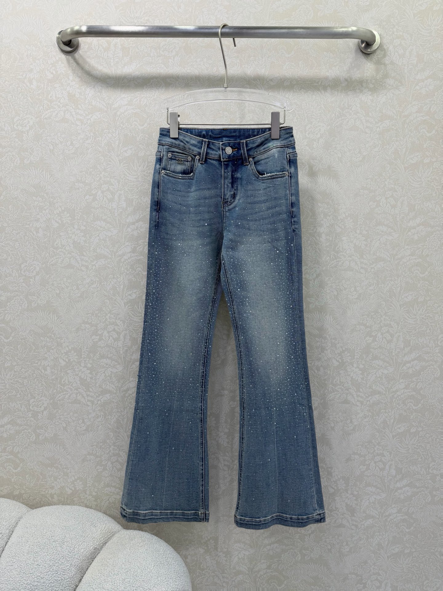 NO:742349,chan*l 26’s new double-sided hot-drilled denim trousers with micro-flare. Excellent denim denim wash. Customized hardware embellishments at the waistband. Full of details. The micro-flared trousers modify the leg shape. The entire hot-drilled denim makes you look slimmer and taller. The popular version elongates the proportion. It looks great when paired with a short top. The fabric has good drape and is comfortable to wear. It can be easily used for commuting, leisure and dating. It is a versatile and practical wardrobe essential!  Single color size 3 SML,Chanel-clothing,chanel,chanel,19860909chan*l 26新款双面烫钻微喇牛仔长裤 超棒的牛仔丹宁洗水 腰头定制五金点缀细节感满满 微喇裤型修饰腿型 整条烫钻显瘦又显高超火爆版型拉长比例 搭配短上衣都超好看～面料垂感好,穿着舒适,通勤、休闲、约会都能轻松驾驭,是百搭实用的衣橱必备单品！单色3码SML,香奈儿-服装,chanel,chanel,,Women's clothing