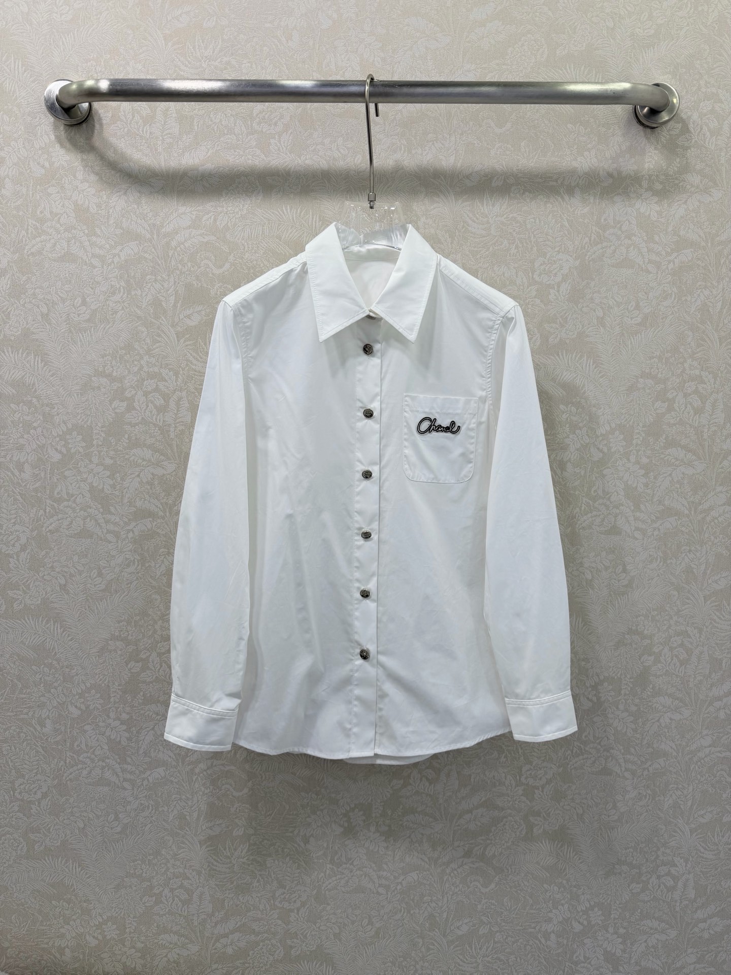 NO:742355,Chane*l Xiaoxiang 26 new style mid-century style shirt. There is no reason to refuse it. It has a cute style and a style that everyone can control. It is OK to wear for daily commuting, regardless of the occasion.  The shirt is clean and elegant, with richer layers and full of small details that are a plus. It has a very KOL style style and is adaptable to all body types. The length of the shirt is very friendly to girls with short stature and fat belly. The slimming effect is great. Monochrome size 3 SML, Chanel-clothing, chanel, chanel,19860909Chane*l小香26新款中古风衬衣 没有什么理由可以拒绝它 可A可乖的风格,版型属于谁都好驾驭的,日常通勤穿什么的都是很OK的,不挑场合的 衬衣干净大气,层次感更加丰富,满满小细节太加分了.很有KOL风范的版型,包容各种身材都不在话下,衣长对于小个子和肚子有肉肉的女生都很友好哦.显瘦效果很棒.单色3码SML,香奈儿-服装,chanel,chanel,,Women's clothing