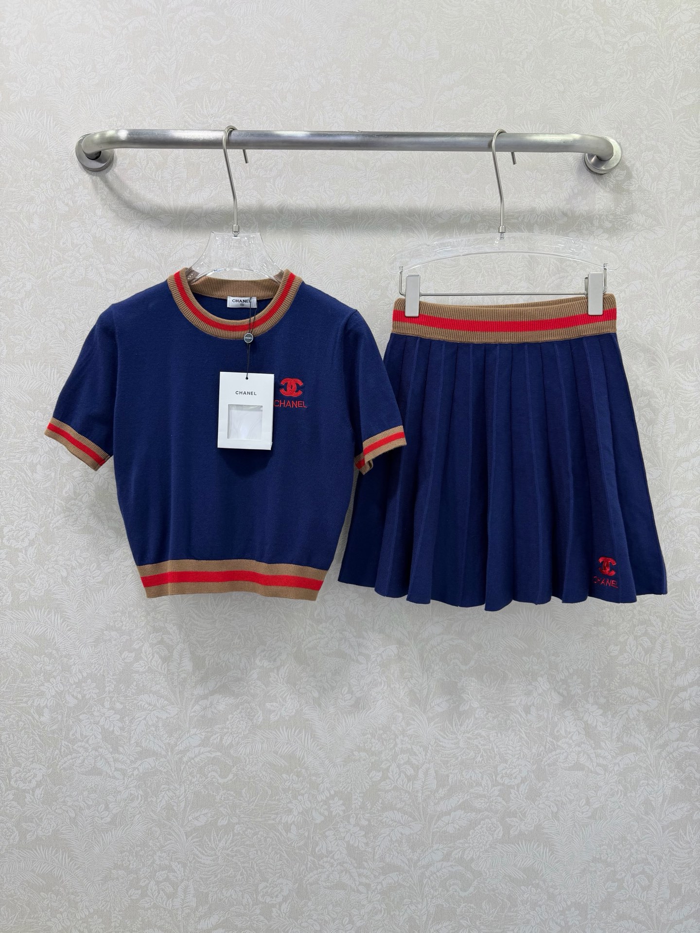 NO:742334,chan*l26's new contrasting color suit, round neck pullover, short-sleeved knitted pleated skirt cardigan, sold as a set, contrasting color design, letter embellishment on the chest and skirt hem, exclusive high-end version, it's really hard not to be excited!  It can easily make you look taller and slimmer, with just the right length of clothing to perfectly accentuate your waist!  Customized fabrics have high quality and comfort!  Impeccable fabrics and excellent design are simply perfect!  Wear alone and layered. Details are online. Sisters, just buy it with confidence. 2 colors and 3 sizes SML, Chanel-clothing, chanel, chanel, skirts, T-shirt,19860909chan*l26新款撞色套装 圆领套头短袖针织百褶短裙羊衫 整套出售 撞色设计 胸前与短裙裙摆字母点缀 独家高版出品 真的很难不让人心动哇！轻轻松松就能让你颜值开挂恰到好处衣长完美衬托腰身显高显瘦！定制面料有着高质感的舒适度！无可挑剔的面料搭配优秀的版型设计简直完美！单穿叠穿 细节在线 姐妹们放心入就对了 2色3码SML,香奈儿-服装,chanel,chanel,skirts,T-shirt,,Women's clothing