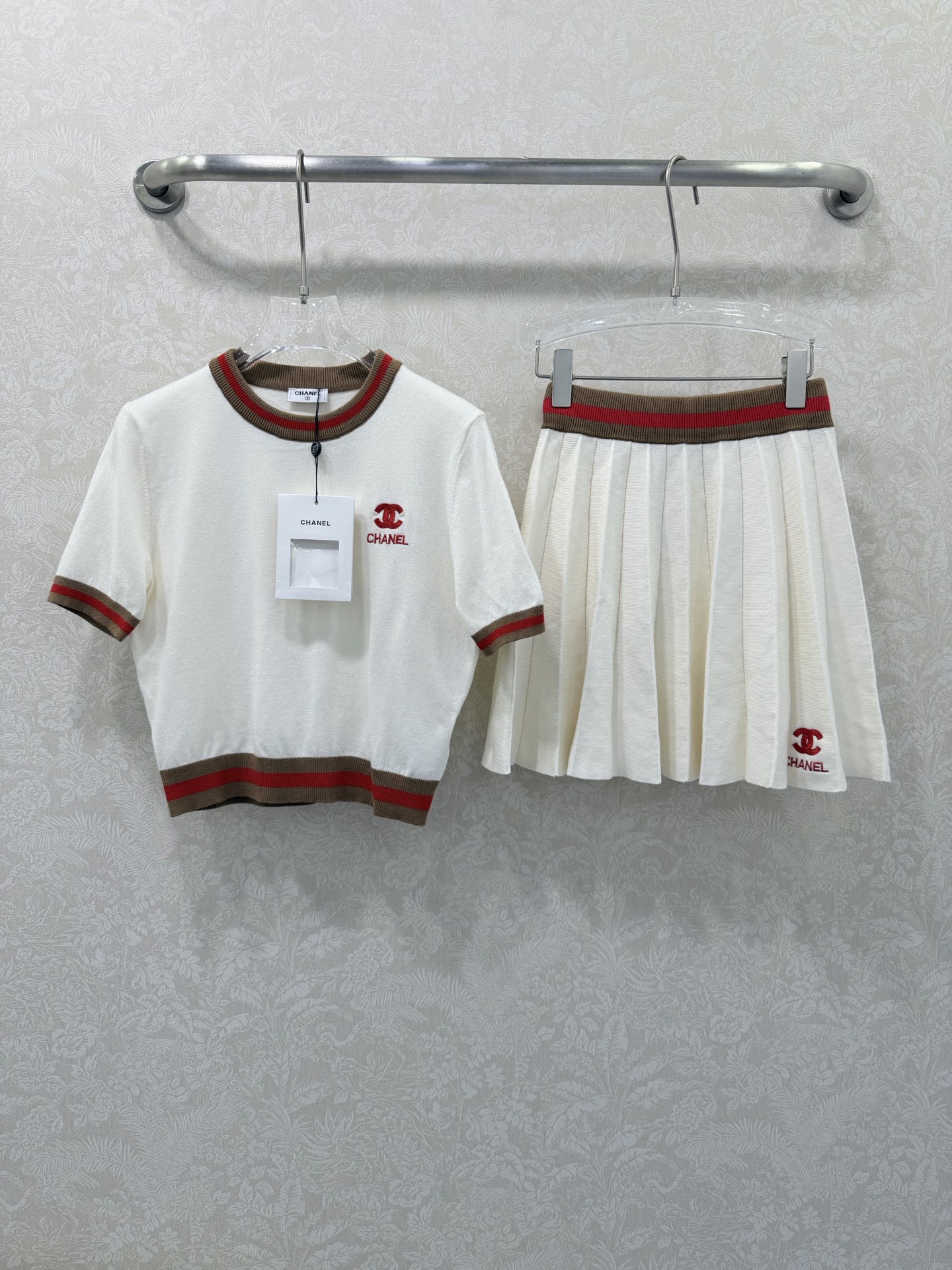 NO:742342,chan*l26's new contrasting color suit, round neck pullover, short-sleeved knitted pleated skirt cardigan, sold as a set, contrasting color design, letter embellishment on the chest and skirt hem, exclusive high-end version, it's really hard not to be excited!  It can easily make you look taller and slimmer, with just the right length of clothing to perfectly accentuate your waist!  Customized fabrics have high quality and comfort!  Impeccable fabrics and excellent design are simply perfect!  Wear alone and layered. Details are online. Sisters, just buy it with confidence. 2 colors and 3 sizes SML, Chanel-clothing, chanel, chanel, skirts, T-shirt,19860909chan*l26新款撞色套装 圆领套头短袖针织百褶短裙羊衫 整套出售 撞色设计 胸前与短裙裙摆字母点缀 独家高版出品 真的很难不让人心动哇！轻轻松松就能让你颜值开挂恰到好处衣长完美衬托腰身显高显瘦！定制面料有着高质感的舒适度！无可挑剔的面料搭配优秀的版型设计简直完美！单穿叠穿 细节在线 姐妹们放心入就对了 2色3码SML,香奈儿-服装,chanel,chanel,skirts,T-shirt,,Women's clothing