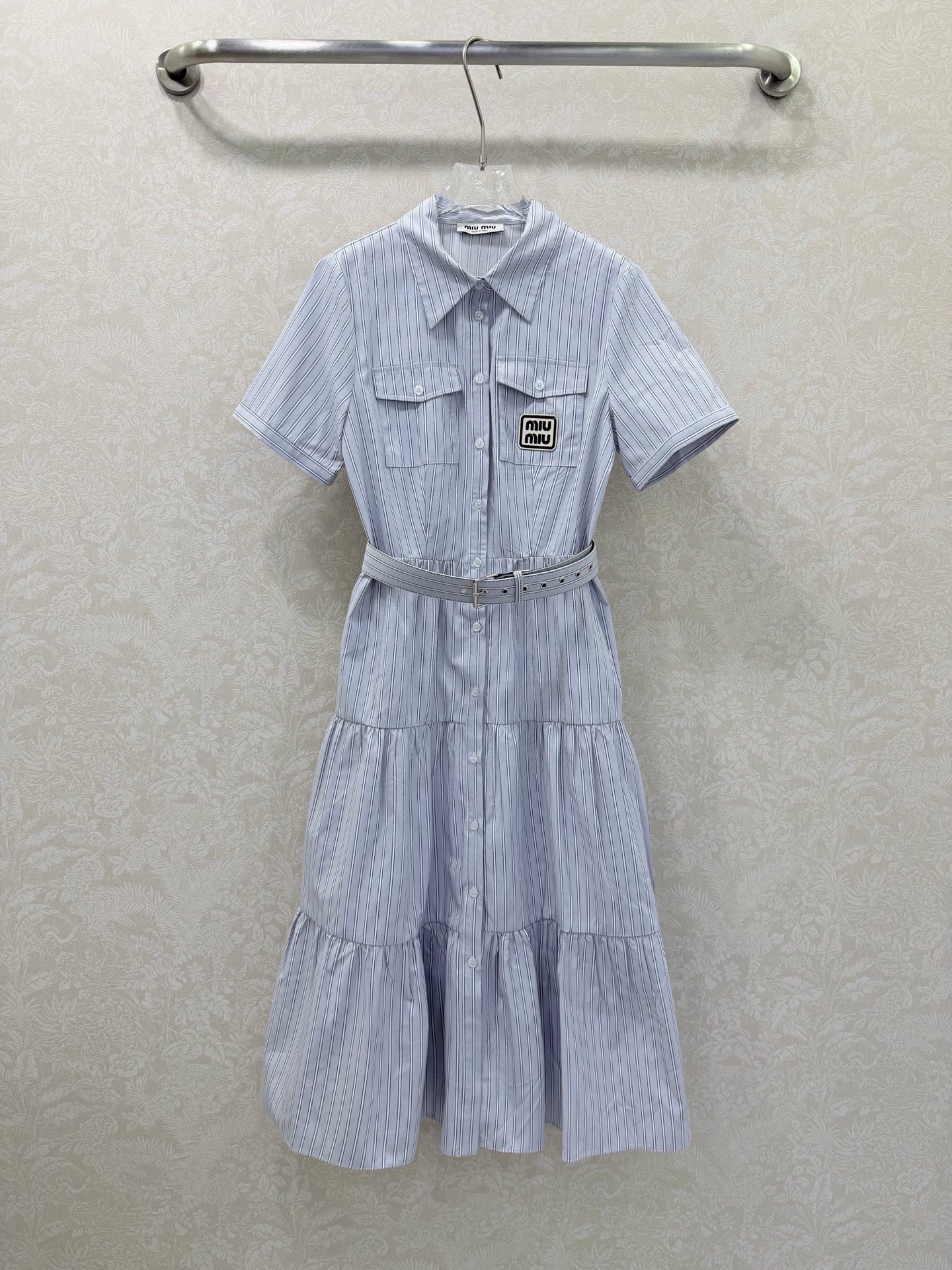 NO:742359,miumi*26 new short-sleeved waist dress, lapel short sleeves, chest pocket letter patch decoration, multi-layer stitching on the skirt, super texture, loose fit and tolerant, sweet ladylike atmosphere, a series of items that are easy to match, simple and refreshing, fashionable and high-end, everyday elegant and fashionable, very versatile, the color is beautiful, the fabric is high-end and texture, a must-have for dates and shopping  Single color size 3 SML, Miu Miu-clothing, miumiu, skirts, T-shirt,19860909miumi*26新款短袖手腰连衣裙 翻领短袖 胸前口袋字母贴标装饰 裙身多层拼接超有质感 宽松版型包容性拉满 甜美的淑女气息 巨好搭配的一系列单品 简简单单 穿出清爽时髦的高级感 日常优雅又时髦巨百搭 颜色很好看 面料高级又有质感 约会逛街必备 单色3码SML,缪缪-服装,miumiu,skirts,T-shirt,,Women's clothing