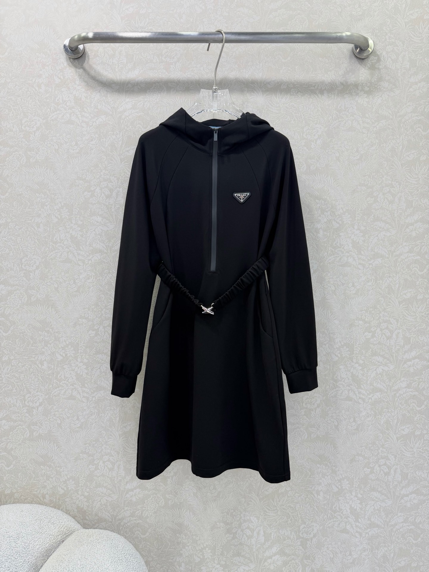 NO:742354,prad*26 new hooded half-zip belt dress, thin Roman cotton fabric, classic triangle logo decoration, minimalist yet high-end, customized letter belt, comfortable and fashionable. Simple brand logo embellishment, low-key and full of texture. Whether it is active sports or daily outings, they can make you the focus and easily control different scenes. Monochrome 3-code SML, Prada-clothing, prada, prada, skirts, hats,19860909prad*26新款连帽半拉链腰带连衣裙薄款罗马棉面料 经典三角标装饰 极简中透着高级,定制字母腰带 舒适与时尚兼具.简约品牌标识点缀,低调间尽显质感.无论是活力运动,还是日常出街,它们都能让你成为焦点,轻松驾驭不同场景.单色3码SML,普拉达-服装,prada,prada,skirts,hats,,Women's clothing