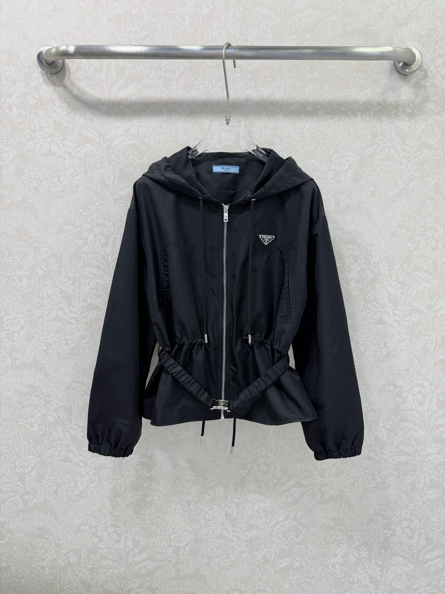 NO:742348,prad*26 new nylon hooded belt zipper jacket is coming, a trendy version that unlocks diverse styles. Is your wardrobe always missing a jacket that suits all moods?  Look here!  The classic triangle logo decoration is minimalist yet high-end, and the customized letter belt is both comfortable and fashionable. The simple brand logo embellishment shows texture in a low-key manner. Whether it is active sports or daily outings, they can make you the focus and easily control different scenes. Monochrome 3-code SML, Prada-clothing, prada, prada, jackets & coats, hats,19860909prad*26新款尼龙连帽腰带拉链外套 潮版来袭,解锁多元风格 衣橱里总缺一件适配所有心情的外套？看这里！经典三角标装饰 极简中透着高级,定制字母腰带 舒适与时尚兼具.简约品牌标识点缀,低调间尽显质感.无论是活力运动,还是日常出街,它们都能让你成为焦点,轻松驾驭不同场景.单色3码SML,普拉达-服装,prada,prada,jackets & coats,hats,,Women's clothing