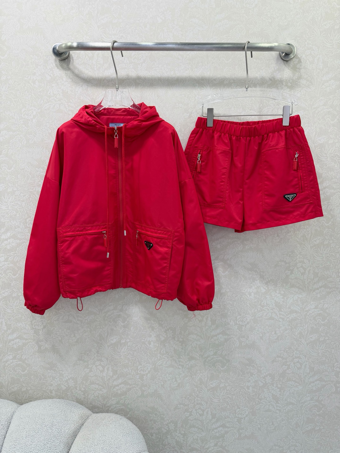 NO:742333,prad*26 new thin nylon sun protection casual hooded suit, jacket and shorts, sold as a set. The original custom-made fabric is light, comfortable, breathable and has a great texture. The classic hooded workwear has a versatile version and an age-reducing girlish style. It is decorated with classic triangle logo. Fashionable and handsome, sweet and salty!  It’s versatile and doesn’t pick anyone, so don’t miss it if you have a beautiful upper body!  Summer outfits are casual and lazy, and very wearable!  Super popular style, it can be sweet or salty, it can be worn in a complete set to look stylish and age-reducing, 2 colors and 3 sizes SML, Prada-clothing, prada, prada, shorts, jackets & coats, hats,19860909prad*26新款薄款尼龙防晒休闲连帽套装 外套短裤 整套出售 原版定制面料轻盈舒适透气质感超赞 经典连帽工装百搭版型减龄少女风 搭配经典三角标装饰 时髦帅气可甜可盐！百搭不挑人上身美的不要不要的！夏日穿搭随性慵懒感 实穿性很好！超级爆款 可甜可盐 成套出街洋气减龄 2色3码SML,普拉达-服装,prada,prada,shorts,jackets & coats,hats,,Women's clothing