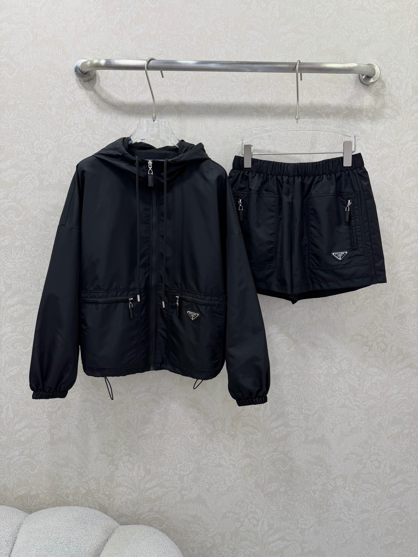 NO:742341,prad*26 new thin nylon sun protection casual hooded suit, jacket and shorts, sold as a set. The original custom-made fabric is light, comfortable, breathable and has a great texture. The classic hooded workwear has a versatile version and an age-reducing girlish style. It is decorated with classic triangle logo. Fashionable and handsome, sweet and salty!  It’s versatile and doesn’t pick anyone, so don’t miss it if you have a beautiful upper body!  Summer outfits are casual and lazy, and very wearable!  Super popular style, it can be sweet or salty, it can be worn in a complete set to look stylish and age-reducing, 2 colors and 3 sizes SML, Prada-clothing, prada, prada, shorts, jackets & coats, hats,19860909prad*26新款薄款尼龙防晒休闲连帽套装 外套短裤 整套出售 原版定制面料轻盈舒适透气质感超赞 经典连帽工装百搭版型减龄少女风 搭配经典三角标装饰 时髦帅气可甜可盐！百搭不挑人上身美的不要不要的！夏日穿搭随性慵懒感 实穿性很好！超级爆款 可甜可盐 成套出街洋气减龄 2色3码SML,普拉达-服装,prada,prada,shorts,jackets & coats,hats,,Women's clothing