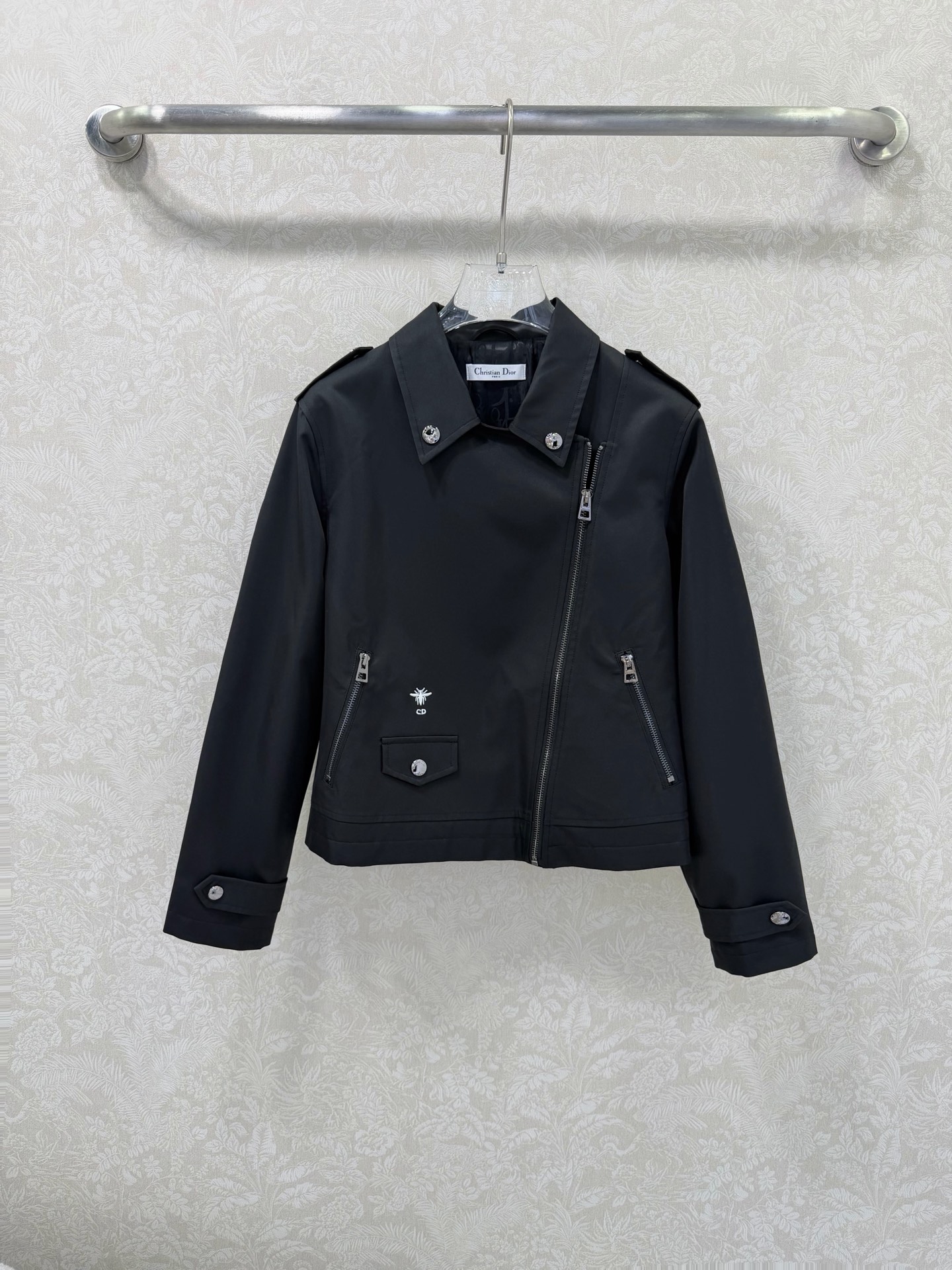 NO:742326,DIO*26 new motorcycle jacket. The handsome motorcycle jacket design is so advanced and beautiful!  Customized hardware, little bee embroidery on the body, age-reducing girlish style, unobtrusive silhouette, casual matching, super fashionable!  Original hardware accessories, single color size 3 SML, Dior-clothing, dior, dior, jackets & coats, jackets & coats,19860909DIO*26新款机车款外套 帅气的机车夹克版型设计太高级又好看啦！定制五金 衣身小蜜蜂刺绣 减龄少女风不挑人版型随性搭配超时髦！原版五金配件,单色3码SML,迪奥-服装,dior,dior,jackets & coats,jackets & coats,,Women's clothing