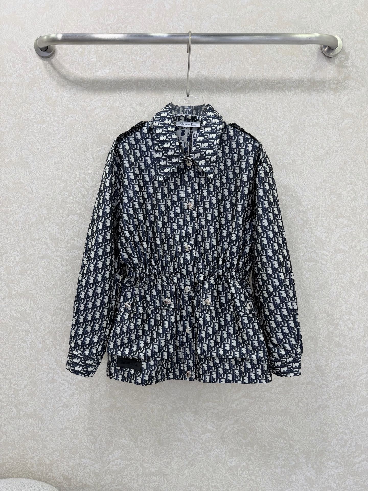 NO:774524,Dio*26 new presbyopic jacquard jacket is an incredibly handsome fashion item, with epaulette and pocket designs. I strongly recommend you to have a classic presbyopic jacket from Dio’s series!  It is made of technical taffeta Oblique jacquard fabric, and the drawstring design at the waist is more energetic. The texture is super good, showing a unique sports style. Moreover, the overzise silhouette design makes this jacket full of rich and diverse handsome styles. Wear it and you will be the most handsome boy on the street!  Casual and fashionable upper body, monochrome size 3 SML, Dior-clothing, dior, dior, jackets & coats, jackets & coats,19860909Dio*26新款老花提花外套 帅到犯规的时尚单品,肩章以及口袋设计 强烈给大家安利一款Dio的系列经典老花夹克外套啦！采用了科技塔夫绸Oblique提花面料,腰部抽绳设计更显精气神 质感超级棒,彰显出独特的运动风范.而且,overzise廓形设计,让这款夹克充满了丰富多元的帅气风格,穿上它,你就是街头最靓的仔！上身随性时髦 单色3码SML,迪奥-服装,dior,dior,jackets & coats,jackets & coats,,Women's clothing