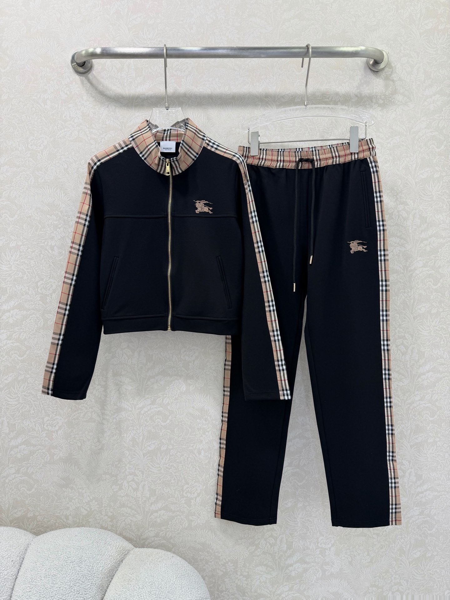 NO:742319,Burber*y26's new college-style sports and leisure suit, jacket and trousers combination. The whole set is sold in a high-end version. You can buy the original one by yourself. It is a one-to-one replica. It is made of customized sports-style cotton fabric, which is light and soft, skin-friendly, delicate and breathable. The classic plaid webbing on the side is classic and slim but not easy to go out of style!  The shape is very good, the contrasting color webbing strips on both sides of the sleeves and trousers are decorated with strong outlines, making you look taller and thinner without being noticeable. The chest and trousers are decorated with precise logo embroidery, which is clear and three-dimensional and highly recognizable. Single color size 3 SML, Burberry-clothing, burberry, jackets & coats,19860909Burber*y26新款学院风运动休闲套装 夹克长裤的组合 整套出售高版出品自买原版 一比一复刻 采用定制的运动风棉质面料,轻薄柔软,触手亲肤细腻又透气,侧边经典格纹织带经典显瘦又不易过时！版型拿捏的非常好,双侧袖子和裤身定织的撞色织带条装饰轮廓线条感超强,巨显高瘦也不会挑人胸口和裤身装饰精密logo标识刺绣 清晰立体,辨识度超强 单色3码SML,博柏利-服装,burberry,jackets & coats,,Women's clothing