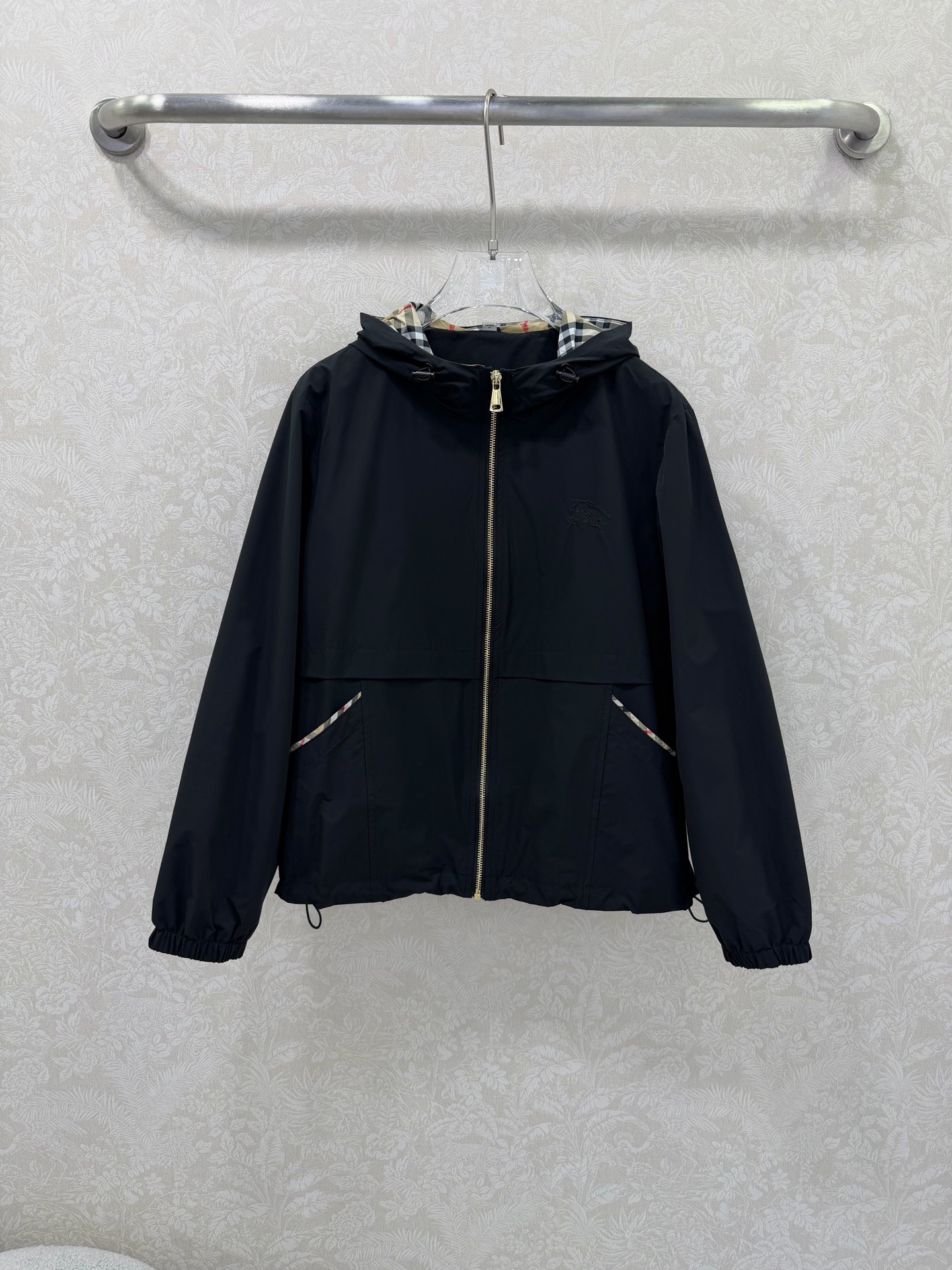 NO:742310,Burber*y26 new thin sun protection jacket with classic war horse embroidery on the chest, casual sports vitality, age-reducing yet sophisticated casual style, fashionable and stylish, showing your own unique attitude and style. Customized YB sun protection index material, light and breathable, sun protection. The hooded jacket is fashionable and sun protection. It is a good outfit for daily vacations. Get ready for spring and summer. The solid color is not easy to go out of style. The upper body is fashionable and versatile.  2 colors 5 codes SMLXLXXL, Burberry-clothing, burberry, jackets & coats, hats,19860909Burber*y26新款防晒冲锋衣薄款外套 胸前经典战马刺绣 休闲运动活力 减龄感也在线不失精致感的休闲风,时髦有型,彰显自己独特的态度和风格.定制YB防晒指数材质 轻薄透气 防晒 连帽外套时髦又防晒 度假日常都很不错的穿搭 春夏快备起来 净色不易过时 上身洋气百搭 2色5码SMLXLXXL,博柏利-服装,burberry,jackets & coats,hats,,Women's clothing