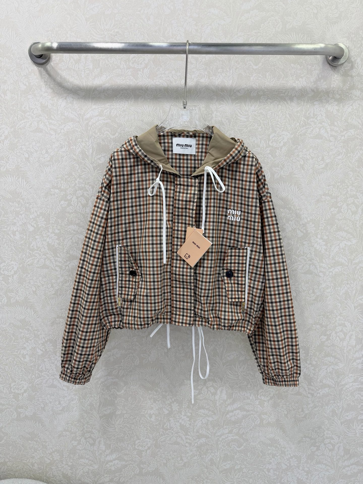 NO:742315,miumi*26 new miu style jacket for girls. Intellectual college style off-shoulder jacket. Thin yellow plaid retro style chest splicing lace design, sweet and cool for age-reducing wear. Metal buckle decoration is handsome and fashionable for men and women. The loose version does not flatter the upper body and makes the body slimmer!  Fully positioned three-dimensional tailoring technology, perfect workmanship quality depends on the details. Single color 3-code SML, Miumiu-clothing, miumiu, jackets & coats, jackets & coats,19860909miumi*26新款miu系少女穿搭外套 知性分子学院风落肩夹克外套 细黄格复古风胸前拼接蕾丝设计甜酷兼备减龄穿搭.金属扣装饰帅气又时髦的男女同款 宽松版型不挑人上身巨显瘦！全定位立体剪裁工艺,完美做工品质看细节 单色3码SML,缪缪-服装,miumiu,jackets & coats,jackets & coats,,Women's clothing