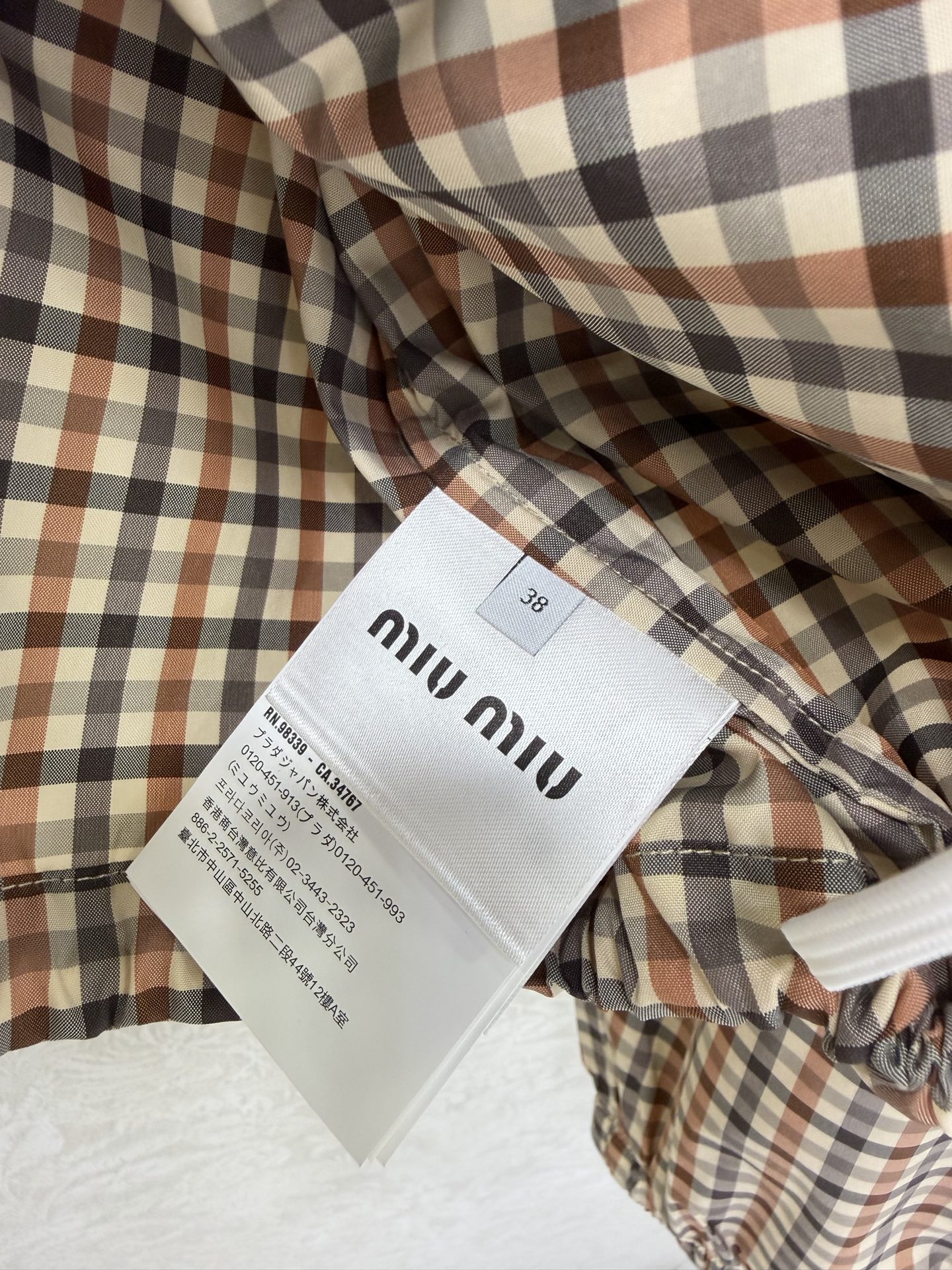 🔥🔥miumi*26新款miu系少女穿搭外套 知性分子学院风落肩夹克外套 细黄格复古风胸前拼接蕾丝设计甜