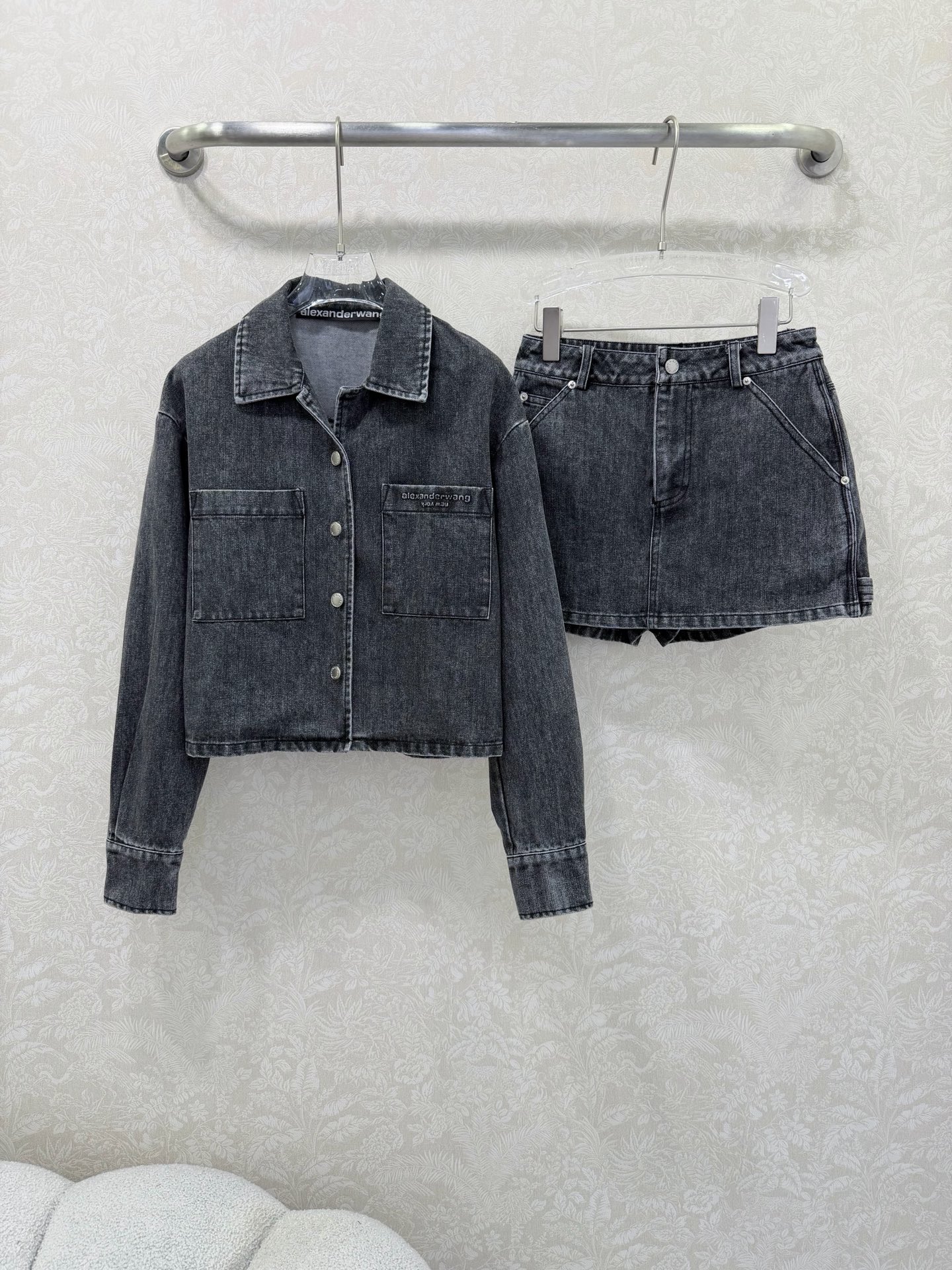 NO:742306,Details of shorts Alexander Wan*26 new denim suit, lapel work jacket + pants skirt combination, sold as a set. 3D three-dimensional letters on the chest pocket of the top. Made of distressed gray denim fabric, and the shorts have a high-waisted slim fit. This clothing combines carpenter style hammer loops and tool pockets to add a practical sense of functionality. It is paired with a hidden button placket and brand logo patch. Monochrome 3-code SML, Alexander Wang-clothing, alexander wang, skirts, shorts, jackets &  coats,19860909短裤细节Alexander Wan*26新款牛仔套装 翻领工装外套+裤裙组合 整套出售 上衣胸前口袋3D立体字母 做旧灰色牛仔布面料制成,短裤呈现高腰修身版型.这款服饰融合木工装风格锤环和工具口袋,增添实用功能感,搭配隐藏式纽扣门襟和品牌标志贴饰.单色3码SML,亚历山大王-服装,alexander wang,skirts,shorts,jackets & coats,,Women's clothing