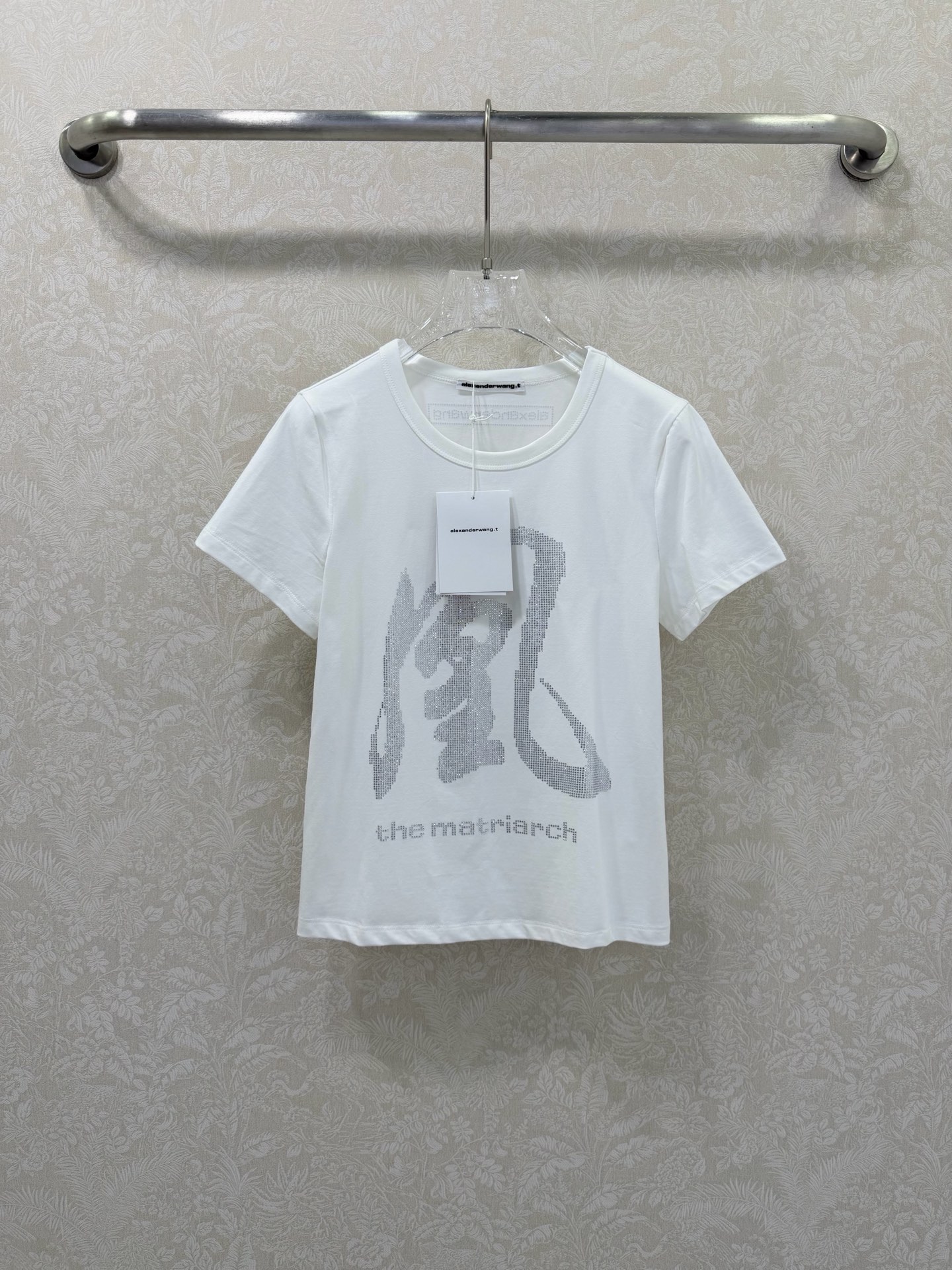 NO:742299,Alexander Wan*26 new style 'Phoenix' short-sleeved T-shirt with hot diamonds. It has full aura and a matriarch atmosphere. When minimalism meets oriental aesthetics. 'Phoenix' white T-shirt with hot diamonds. On the pure white base, hot diamonds spell out the powerful 'phoenix', showing off its sharp edge; below 'the'  The word 'matriarch' directly declares the identity of the 'matriarch', and has a strong aura of no anger and self-power. High-count cotton fabrics are selected, soft to the touch and skin-friendly, breathable and not sweaty. Slim-fitting short cut, neat and proportional. Monochrome size 3 SML, Alexander Wang-clothing, alexander wang, T-shirt, tees, t-shirt,19860909Alexander Wan*26新款 「凤」系烫钻短袖T恤 气场全开,女族长氛围感拉满 当极简主义遇上东方美学 「凤」字烫钻白T  纯白基底上,一颗颗烫钻拼出遒劲的「凤」字,锋芒毕露；下方「the matriarch」字样,直接宣告“女族长”的身份,自带不怒自威的强大气场.甄选高支棉面料,触感柔软亲肤,透气不闷汗 修身短款剪裁,利落又显比例 单色3码SML,亚历山大王-服装,alexander wang,T-shirt,tees，t-shirt,,Women's clothing