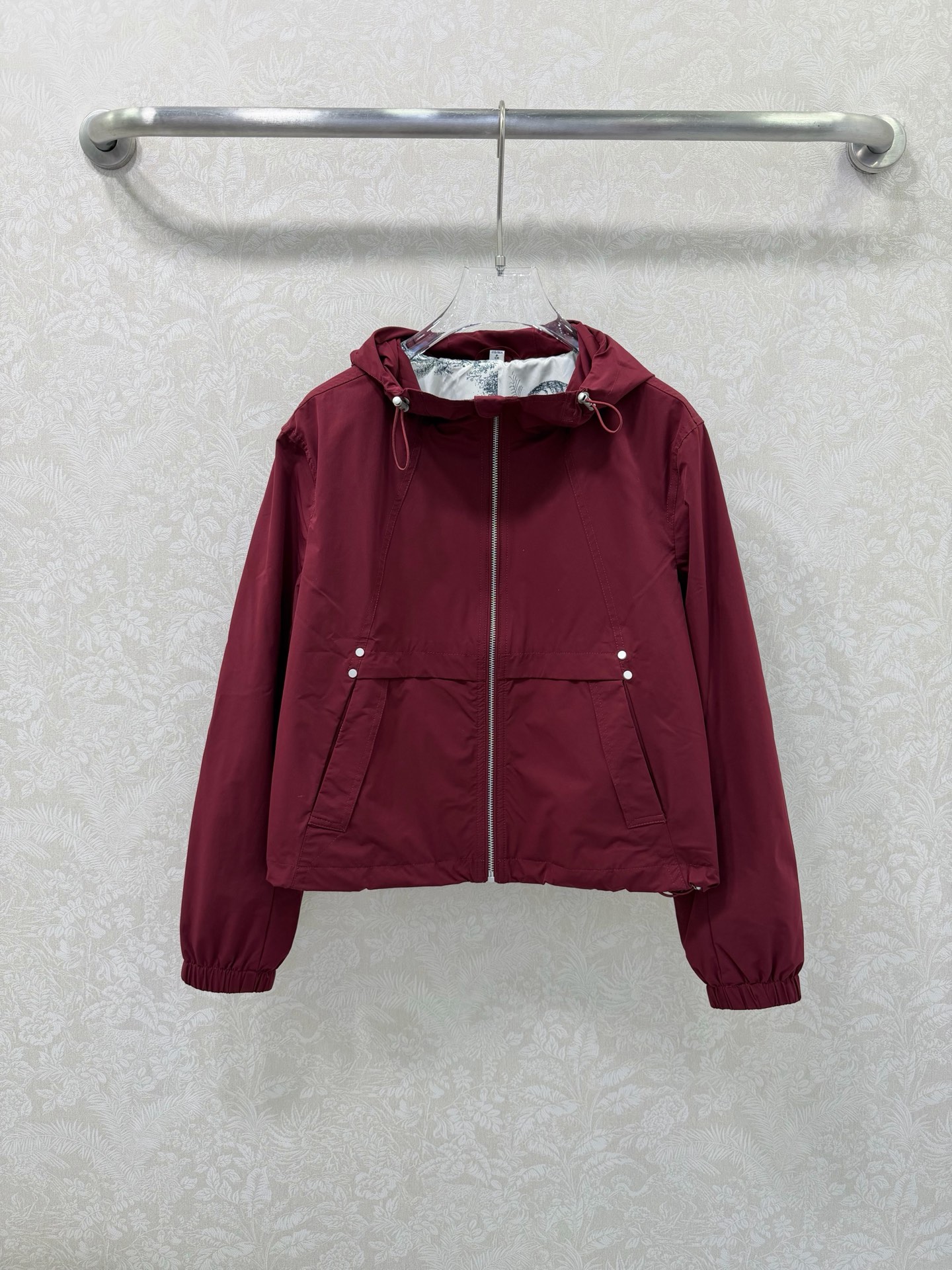 NO:742531,DIO*26 new sun protection jacket thin jacket. Solid color, simple and elegant, casual and sports vitality. Lined with jungle animal prints. Casual style that reduces age but also shows exquisiteness. It is fashionable and stylish, showing your own unique attitude and style. Customized YB sun protection index material. Light and breathable. Sun protection. The hooded jacket is fashionable and sun protection. It is a good outfit for daily vacations. Get ready for spring and summer. The solid color is not easy to go out of style. The upper body is fashionable and versatile.  2 colors 5 codes SMLXLXXL, Dior-clothing, dior, dior, jackets & coats, hats,19860909DIO*26新款防晒冲锋衣薄款外套 纯色简约大气休闲运动活力 内衬丛林动物印花 减龄感也在线不失精致感的休闲风,时髦有型,彰显自己独特的态度和风格.定制YB防晒指数材质 轻薄透气 防晒 连帽外套时髦又防晒 度假日常都很不错的穿搭 春夏快备起来 净色不易过时 上身洋气百搭 2色5码SMLXLXXL,迪奥-服装,dior,dior,jackets & coats,hats,,Women's clothing