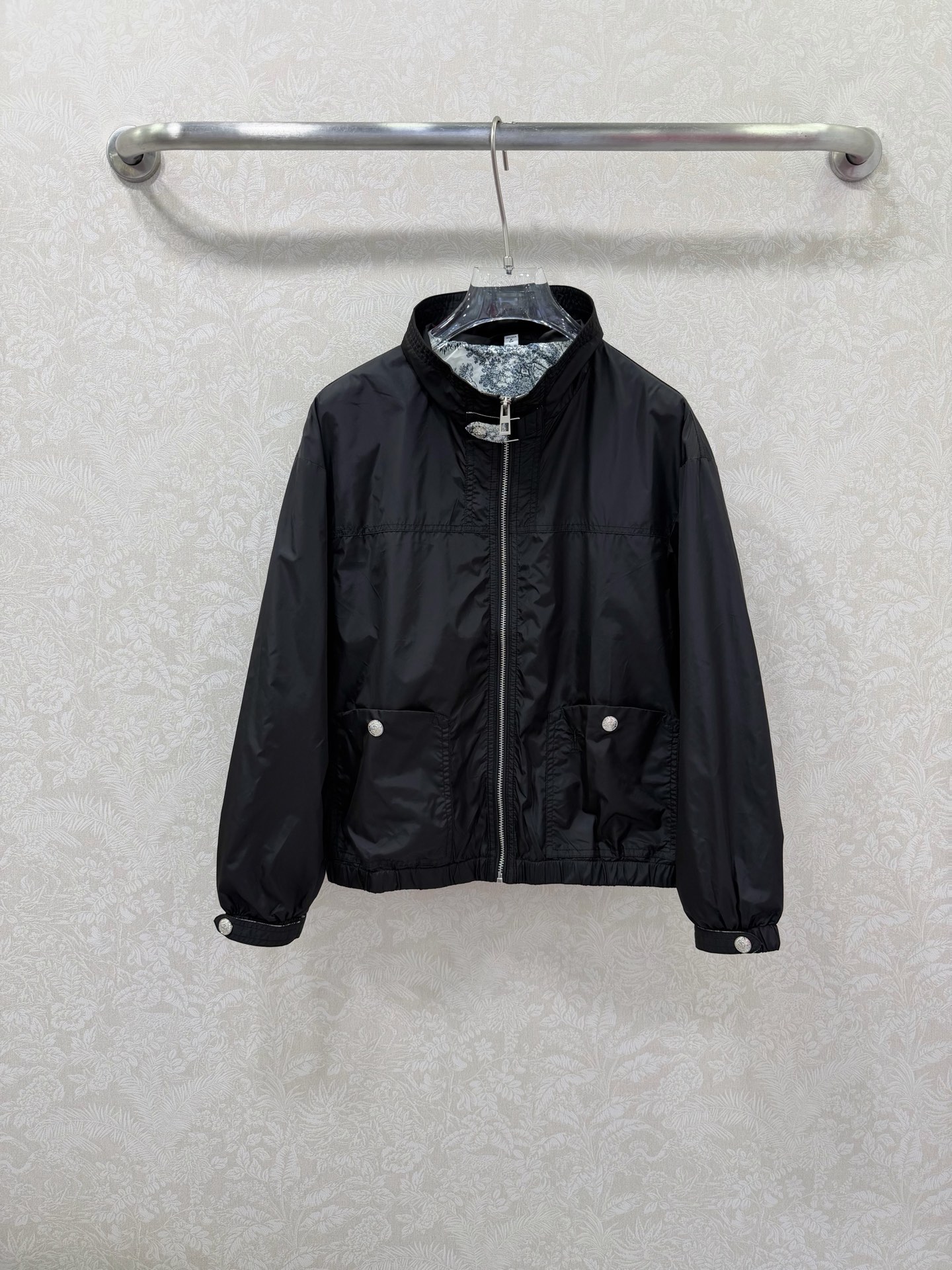 NO:742526,DIO*26 new sun protection jacket, thin stand-up collar jacket. Solid color, simple and elegant, casual and sports vitality. Lined with jungle animal print. Casual style that reduces age but also shows exquisiteness. It is fashionable and stylish, showing your own unique attitude and style. Customized YB sun protection index material. Light and breathable. Sun protection. The hooded jacket is fashionable and sun protection. It is a good outfit for daily vacations. Get ready for spring and summer. The solid color is not easy to go out of style. The upper body is fashionable and versatile.  2 colors 5 codes SMLXLXXL, Dior-clothing, dior, dior, jackets & coats, hats,19860909DIO*26新款防晒冲锋衣薄款立领外套 纯色简约大气休闲运动活力 内衬丛林动物印花 减龄感也在线不失精致感的休闲风,时髦有型,彰显自己独特的态度和风格.定制YB防晒指数材质 轻薄透气 防晒 连帽外套时髦又防晒 度假日常都很不错的穿搭 春夏快备起来 净色不易过时 上身洋气百搭 2色5码SMLXLXXL,迪奥-服装,dior,dior,jackets & coats,hats,,Women's clothing