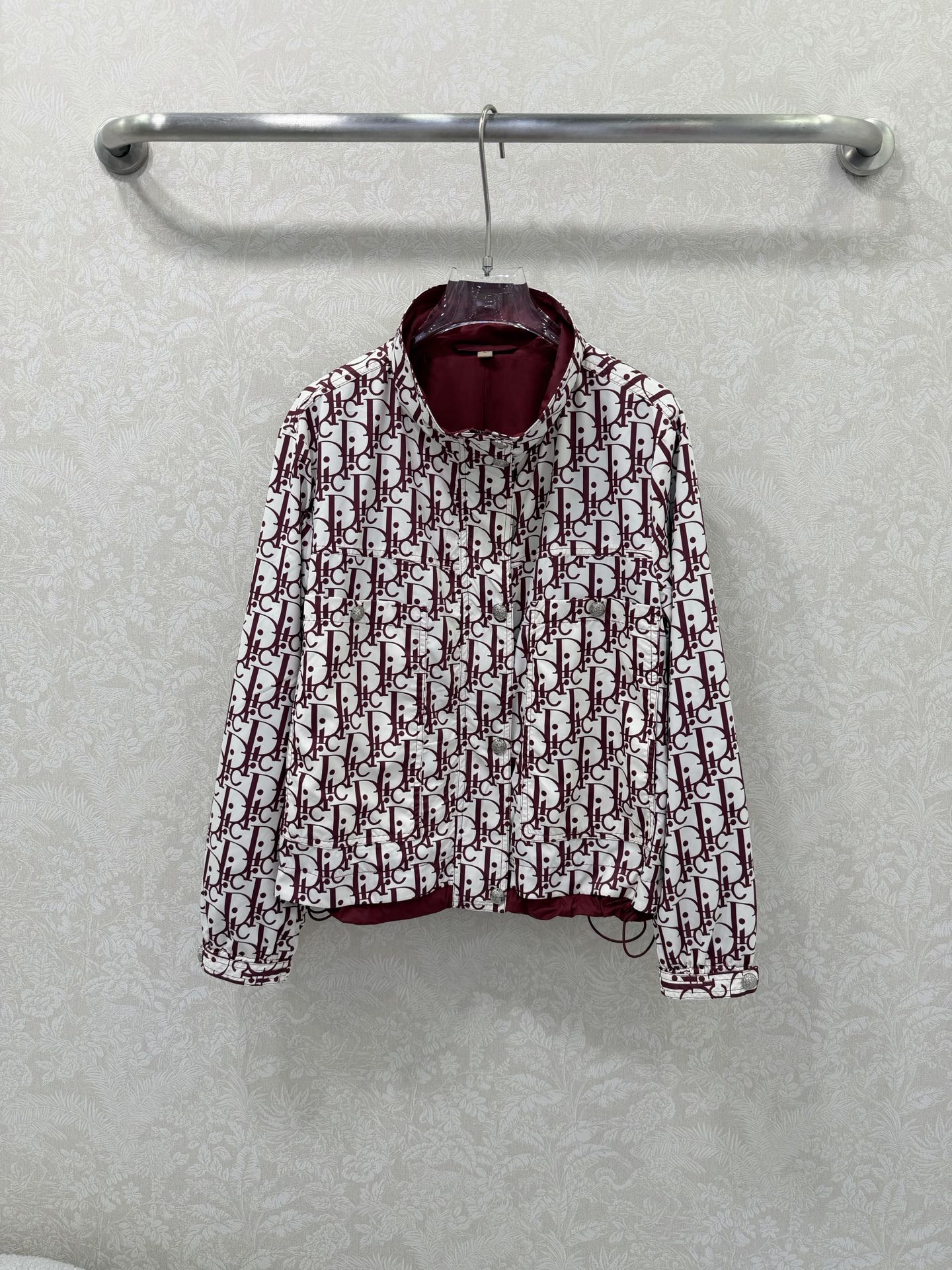 NO:742521,DIO*26 new sun protection jacket, thin stand-up collar jacket. The whole piece is printed with presbyopic D letters. It is simple and elegant, casual and sporty and energetic. It is lined with solid colors. It has a casual style that reduces age but does not lose the sense of sophistication. It is fashionable and stylish, showing its own unique attitude and style. Customized YB sun protection index material. Light and breathable. Sun protection. The hooded jacket is fashionable and sun protection. It is a good outfit for daily vacations. Get ready for spring and summer. The solid color is not easy to go out of style. The upper body is fashionable and versatile.  2 colors 5 codes SMLXLXXL, Dior-clothing, dior, dior, jackets & coats, hats,19860909DIO*26新款防晒冲锋衣薄款立领外套 整件满幅老花D字母印花 简约大气休闲运动活力 内衬纯色 减龄感也在线不失精致感的休闲风,时髦有型,彰显自己独特的态度和风格.定制YB防晒指数材质 轻薄透气 防晒 连帽外套时髦又防晒 度假日常都很不错的穿搭 春夏快备起来 净色不易过时 上身洋气百搭 2色5码SMLXLXXL,迪奥-服装,dior,dior,jackets & coats,hats,,Women's clothing