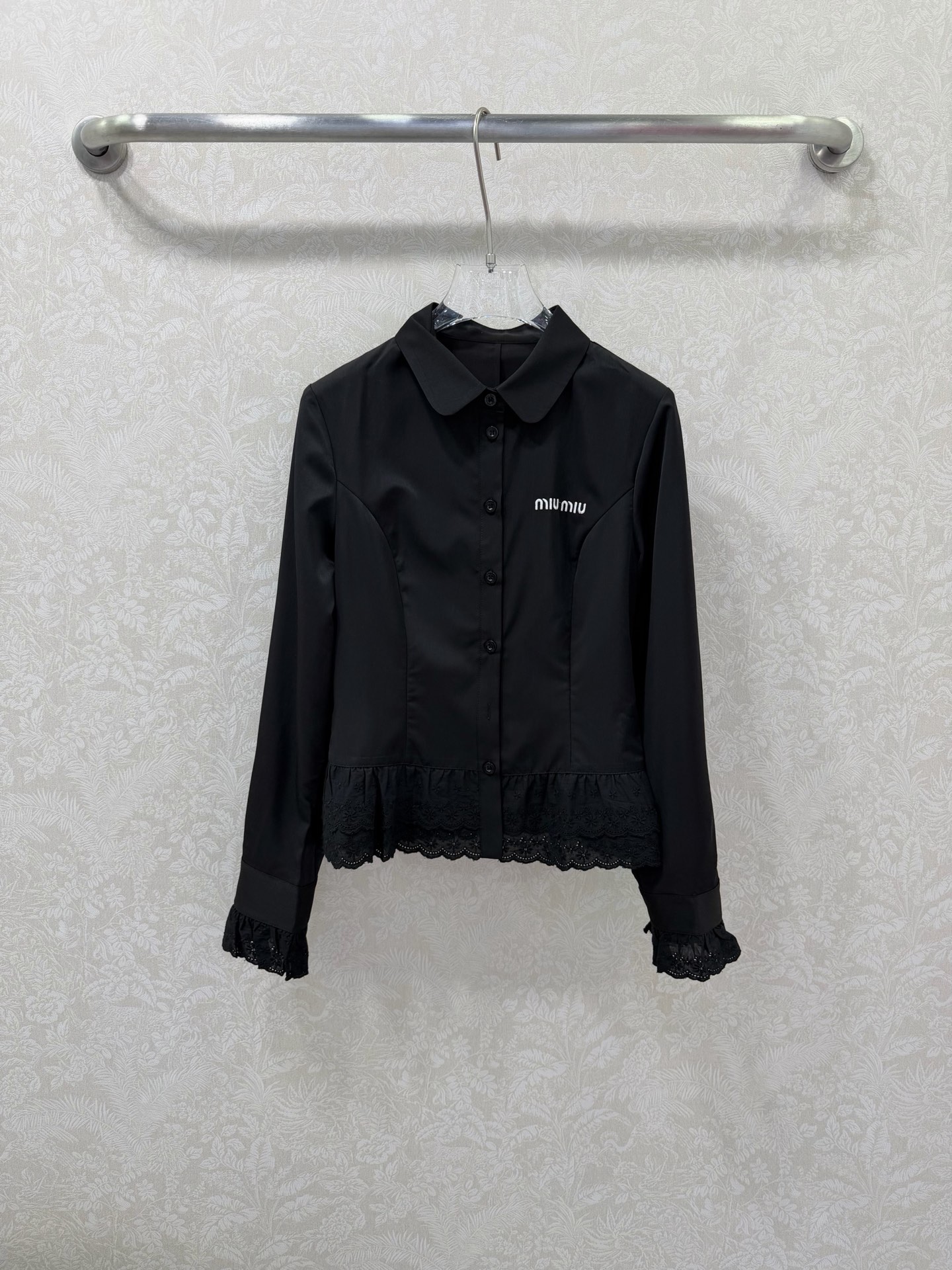 NO:742492,miumi*26SS new lapel long-sleeved shirt with water-soluble lace. This one simply welds the sweet girl vibe to your body!  The ruffles on the cuffs and hem come with age-reducing buffs, which are smart and playful. The pure cotton fabric is soft and breathable, and the short waisted version creates a slim waist. Wearing it alone makes you look fresh and girly. When layered with a vest, you can unlock a sweet and cool mix. You can rely on it to be energetic in spring and summer. 2 colors and 3 sizes SML, Miu Miu-clothing, miumiu, shirts,19860909miumi*26SS新款翻领长袖拼水溶花边衬衫 这款简直是把甜妹氛围感焊在身上！袖口、下摆荷叶边自带减龄buff 灵动又俏皮.纯棉面料柔软透气,短款收腰版型掐出小蛮腰,单穿是清新少女,叠穿马甲又能解锁甜酷混搭,春夏的元气穿搭就靠它啦 2色3码SML,缪缪-服装,miumiu,shirts,,Women's clothing