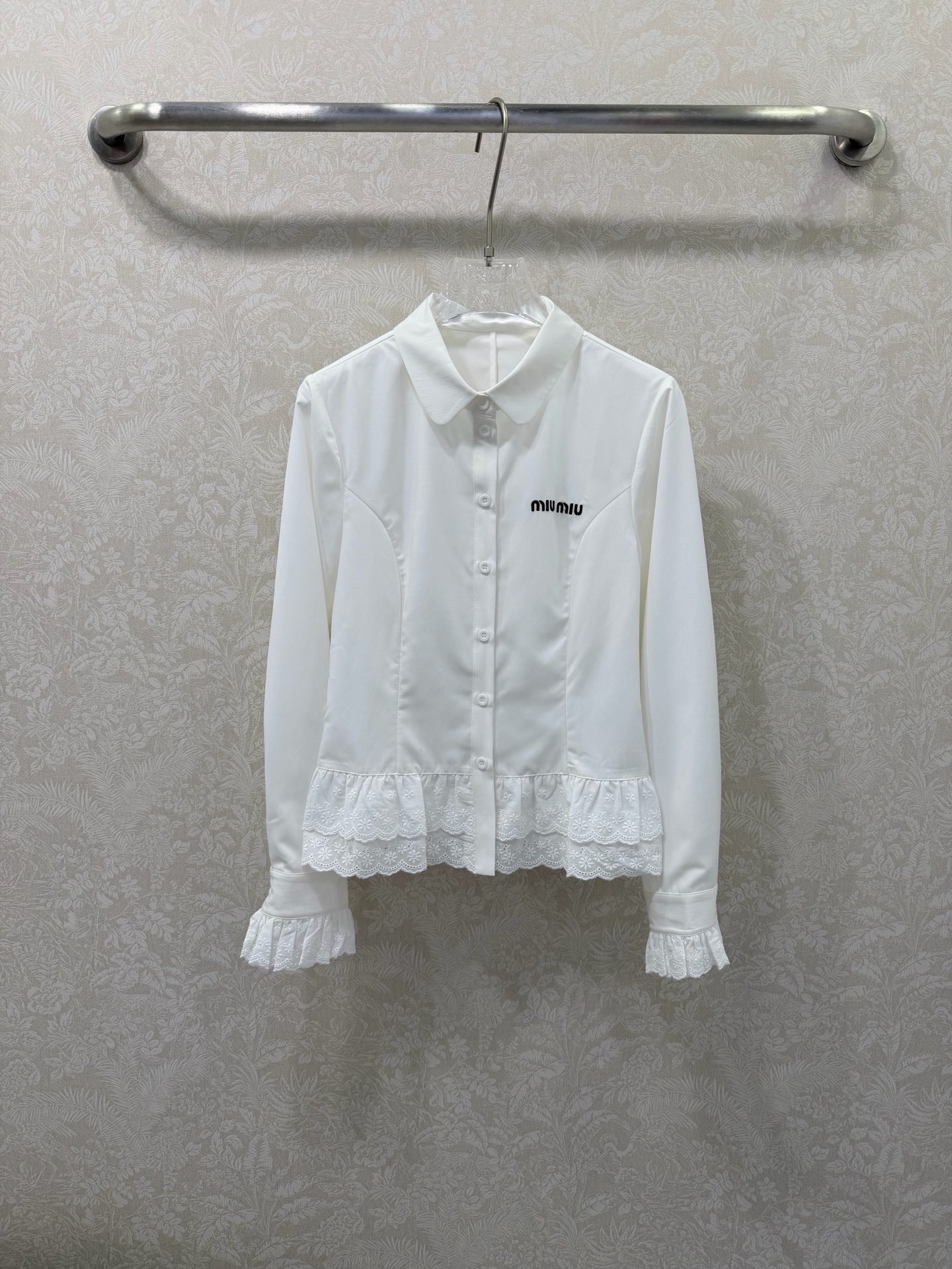 NO:742502,miumi*26SS new lapel long-sleeved shirt with water-soluble lace. This one simply welds the sweet girl vibe to your body!  The ruffles on the cuffs and hem come with age-reducing buffs, which are smart and playful. The pure cotton fabric is soft and breathable, and the short waisted version creates a slim waist. Wearing it alone makes you look fresh and girly. When layered with a vest, you can unlock a sweet and cool mix. You can rely on it to be energetic in spring and summer. 2 colors and 3 sizes SML, Miu Miu-clothing, miumiu, shirts,19860909miumi*26SS新款翻领长袖拼水溶花边衬衫 这款简直是把甜妹氛围感焊在身上！袖口、下摆荷叶边自带减龄buff 灵动又俏皮.纯棉面料柔软透气,短款收腰版型掐出小蛮腰,单穿是清新少女,叠穿马甲又能解锁甜酷混搭,春夏的元气穿搭就靠它啦 2色3码SML,缪缪-服装,miumiu,shirts,,Women's clothing