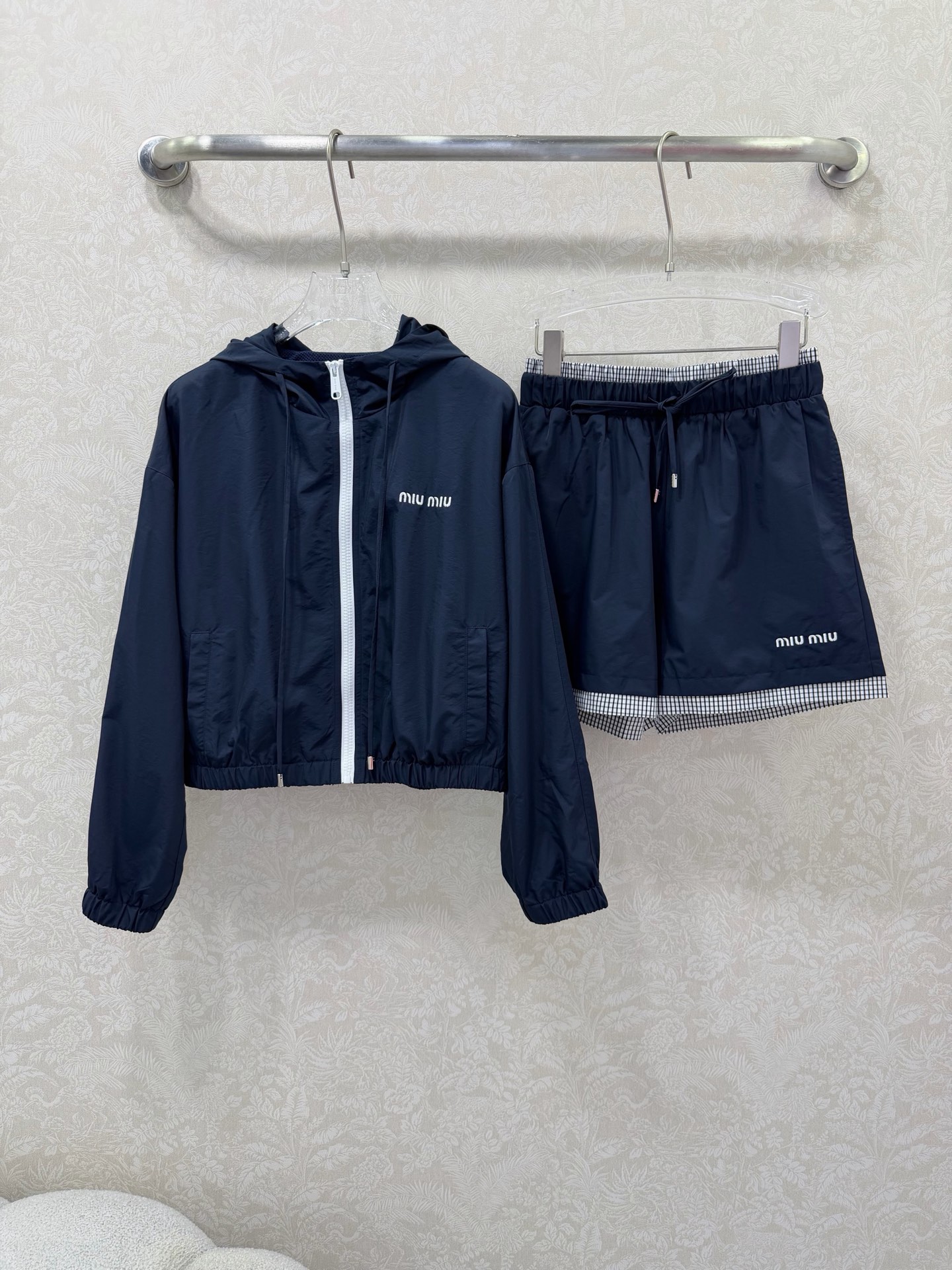 NO:742511,MIUMI*26 new thin nylon letter embroidery suit, casual hooded jacket and shorts, sold as a set. The original customized fabric is light, comfortable, breathable and has a great texture. The classic hooded and versatile version has an age-reducing girlish style. The pants have double waistbands and plaid. Fashionable and handsome, sweet and salty!  It’s versatile and doesn’t pick anyone, so don’t miss it if you have a beautiful upper body!  Summer wear is casual and lazy, the retro color design is simple and unique, and it is very wearable!  Super hot style. It goes well with the long skirt of the same style. It is full of girlish feeling. It can be sweet or salty. It can be worn in a complete set to reduce age. Monochrome size 3 SML, Miu Miu-clothing, miumiu, skirts, shorts, jackets & coats, hats,19860909MIUMI*26新款薄款尼龙字母刺绣套装 休闲连帽外套短裤 整套出售 原版定制面料轻盈舒适透气质感超赞 经典连帽百搭版型减龄少女风 裤子双腰头拼格子 时髦帅气可甜可盐！百搭不挑人上身美的不要不要的！夏日穿搭随性慵懒感 复古配色设计风格简约独特 实穿性很好！超级爆款 搭配同款长款半裙都ok 元气满满的少女感 可甜可盐 成套出街洋气减龄 单色3码SML,缪缪-服装,miumiu,skirts,shorts,jackets & coats,hats,,Women's clothing