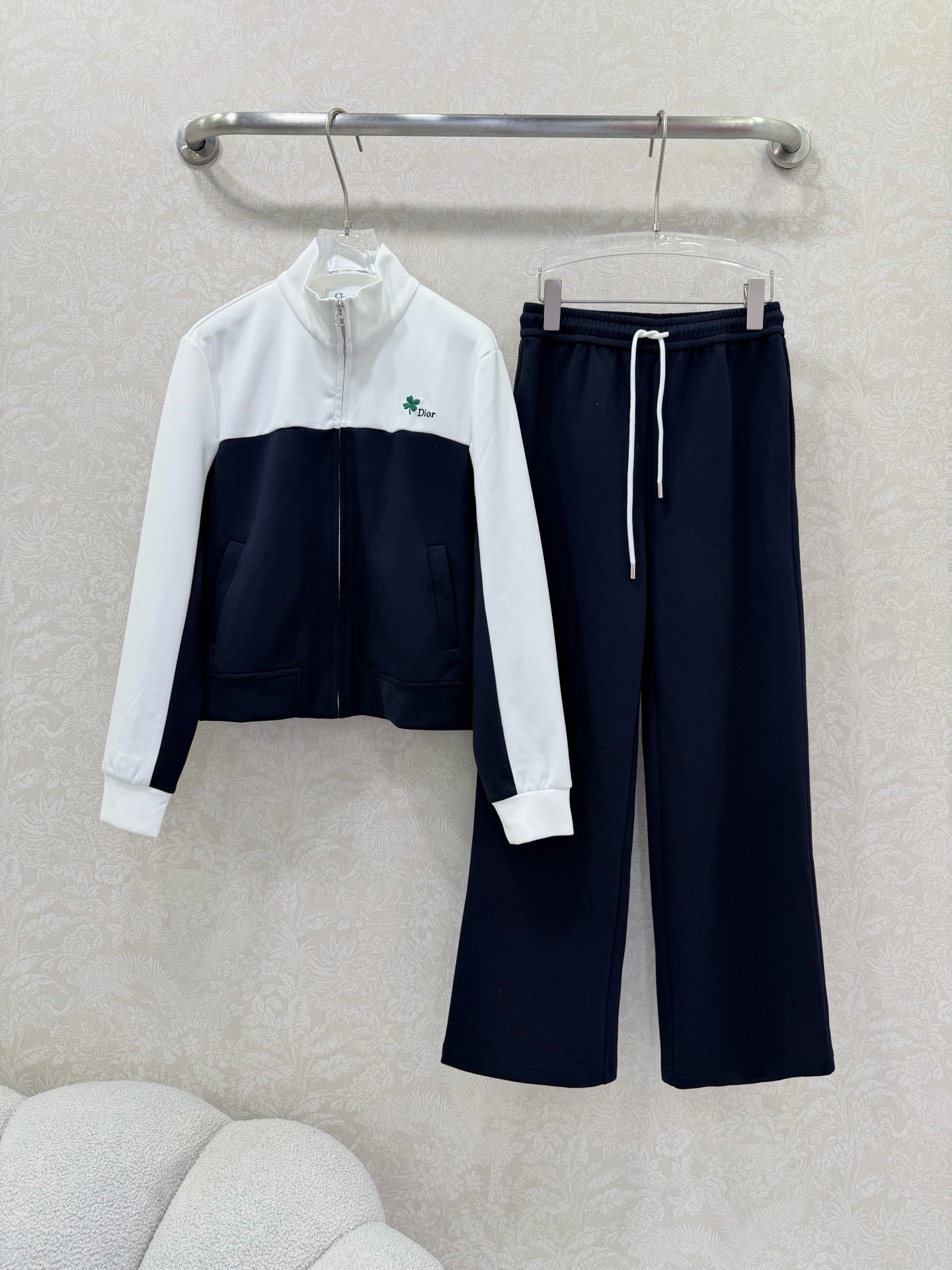 NO:742482,DIO*26 new suit. Combination of stand-up collar zipper jacket waist drawstring wide-leg trousers. Jacket with blue and white contrasting colors. College style pull-up. Four-leaf clover letter logo embroidery on the chest. Online fabric with Roman cotton feel and texture. Customized hardware. Simple lines and outlines are very sporty. A must-have for lazy people. Get a sweet, cool and rebellious girly feel in seconds. Suitable for both daily leisure and commuting. Specially customized fabrics and trousers directly bring out the casual sports atmosphere. High-end version, look for quality. The whole set is sold.  Monochrome size 3 SML, Dior-clothing, dior, dior, jackets & coats,19860909DIO*26新款套装 立领拉链外套腰抽绳阔腿长裤的组合 外套蓝白撞色 学院风拉满 胸前四叶草字母logo刺绣 罗马棉手感质感的在线的面料 定制五金 简约的线条轮廓很有运动感 懒人必备 起来秒get甜酷叛逆的少女感 不管是日常休闲还是通勤都能兼具 特殊定制面料 裤子直接把休闲运动氛围拉满高版本认准品质 整套出售 单色3码SML,迪奥-服装,dior,dior,jackets & coats,,Women's clothing