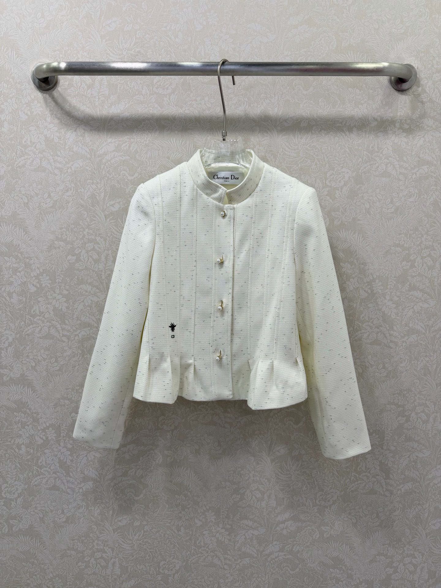 NO:742470,Dio*26's new stand-up collar, breasted and ruffled coat, high-end and fashionable color scheme, customized fabric with own sequins, light goose yellow color, perfect for spring, customized CD pearl buckle, three-dimensional tailoring, slimming upper body, perfect!  Retro and fashionable temperament, age-reducing girlish style. A must-have high-end item for white, rich and beautiful women!  Perfect workmanship quality depends on the details. Highly recommended for personal use, single color size 3 SML, Dior-clothing, dior, dior, jackets & coats,19860909Dio*26新款立领排扣荷叶摆外套 高级又时髦配色 定制面料自带亮片 淡淡的鹅黄色妥妥春天主角 定制CD珍珠扣 立体剪裁版型上身显瘦绝绝子！复古又时髦气质减龄少女风.白富美必备高级单品！完美做工品质看细节.强烈推荐自留款 单色3码SML,迪奥-服装,dior,dior,jackets & coats,,Women's clothing