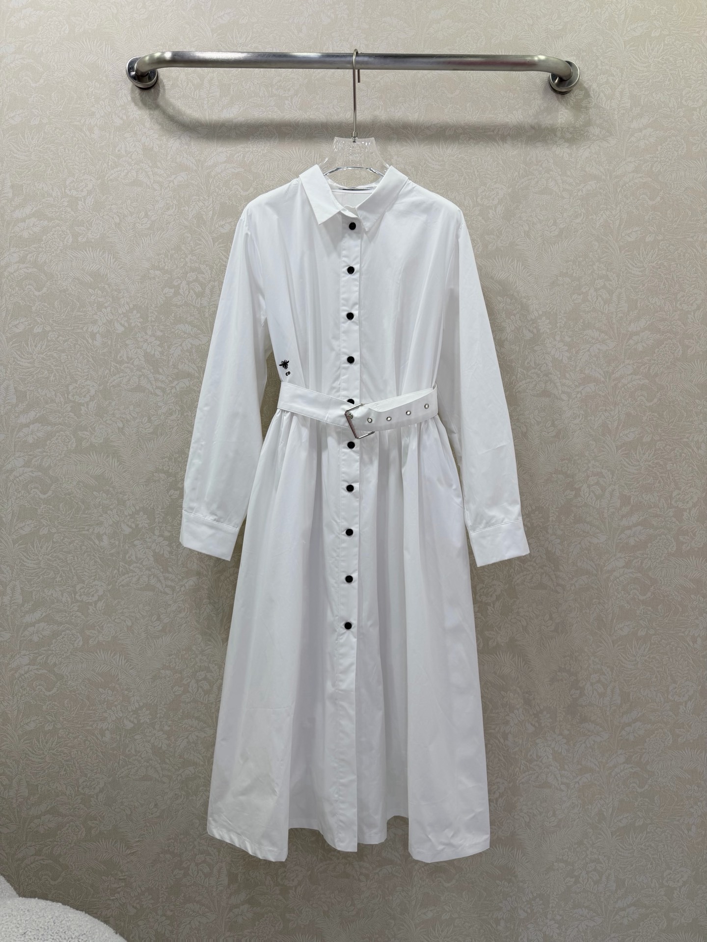 NO:774511,DIO*26 new long-sleeved dress. Classic logo embroidered lapel waist-cinching shirt dress. The version of the fashion skirt is the essence. Customized twill cotton fabric. Overall slim fit. Waist. Small logo embroidery is implanted on the chest. The hem is a small A-line. The waist is equipped with a waist-cinching belt. Monochrome 3-code SML, Dior-clothing, dior, dior, skirts,19860909DIO*26新款长袖连衣裙 经典 logo刺绣翻领收腰衬衣连衣裙 时装裙的版型是精髓 定制斜纹棉面料定制 整体偏修身剪裁 收腰 胸前植入logo小刺绣 下摆呈小A字摆 腰间配有本布收腰服帖腰带 单色3码SML,迪奥-服装,dior,dior,skirts,,Women's clothing