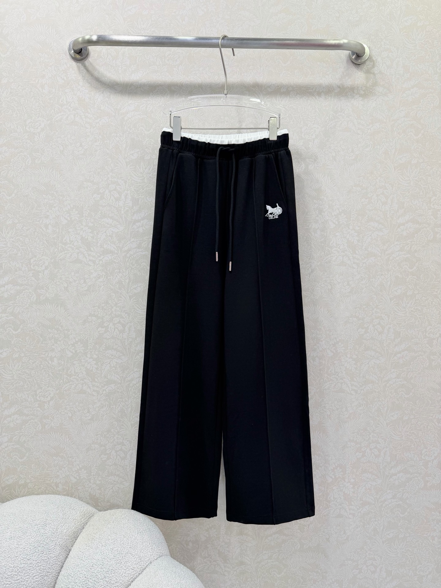 NO:742440,celin* 26 new wide-leg trousers in contrasting colors at the waist. Decorated with triumphal carriage embroidery on the waistband. It perfectly closes the hips and elongates the body proportions overall. Casual straight pants. Silky and comfortable. Versatile item!  The high-waisted wide-leg pants have a perfect slim fit, fashionable and high-end!  Elegant and elegant upper body, super slim, 2 colors and 3 sizes SML, Celine-clothing, celine, celine,19860909celin* 26新款腰头撞色阔腿长裤 腰裤身凯旋马车刺绣装饰 完美收胯 整体计拉长人体比例 休闲直筒裤 丝滑舒适 百搭单品 ！高腰阔腿裤型完美纤瘦版型时髦又高级！优雅大气上身超显瘦 2色3码SML,赛琳-服装,celine,celine,,Women's clothing