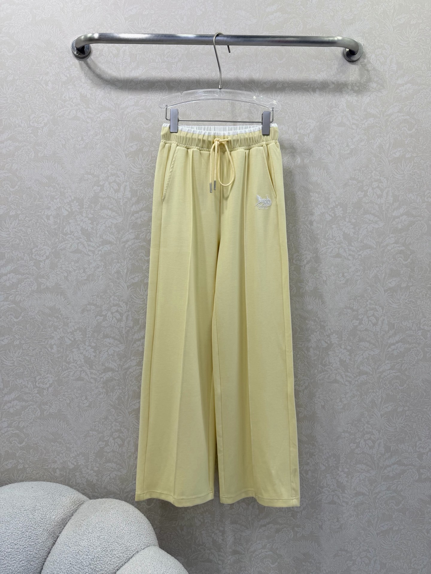 NO:742455,celin* 26 new wide-leg trousers in contrasting colors at the waist. Decorated with triumphal carriage embroidery on the waistband. It perfectly closes the hips and elongates the body proportions overall. Casual straight pants. Silky and comfortable. Versatile item!  The high-waisted wide-leg pants have a perfect slim fit, fashionable and high-end!  Elegant and elegant upper body, super slim, 2 colors and 3 sizes SML, Celine-clothing, celine, celine,19860909celin* 26新款腰头撞色阔腿长裤 腰裤身凯旋马车刺绣装饰 完美收胯 整体计拉长人体比例 休闲直筒裤 丝滑舒适 百搭单品 ！高腰阔腿裤型完美纤瘦版型时髦又高级！优雅大气上身超显瘦 2色3码SML,赛琳-服装,celine,celine,,Women's clothing