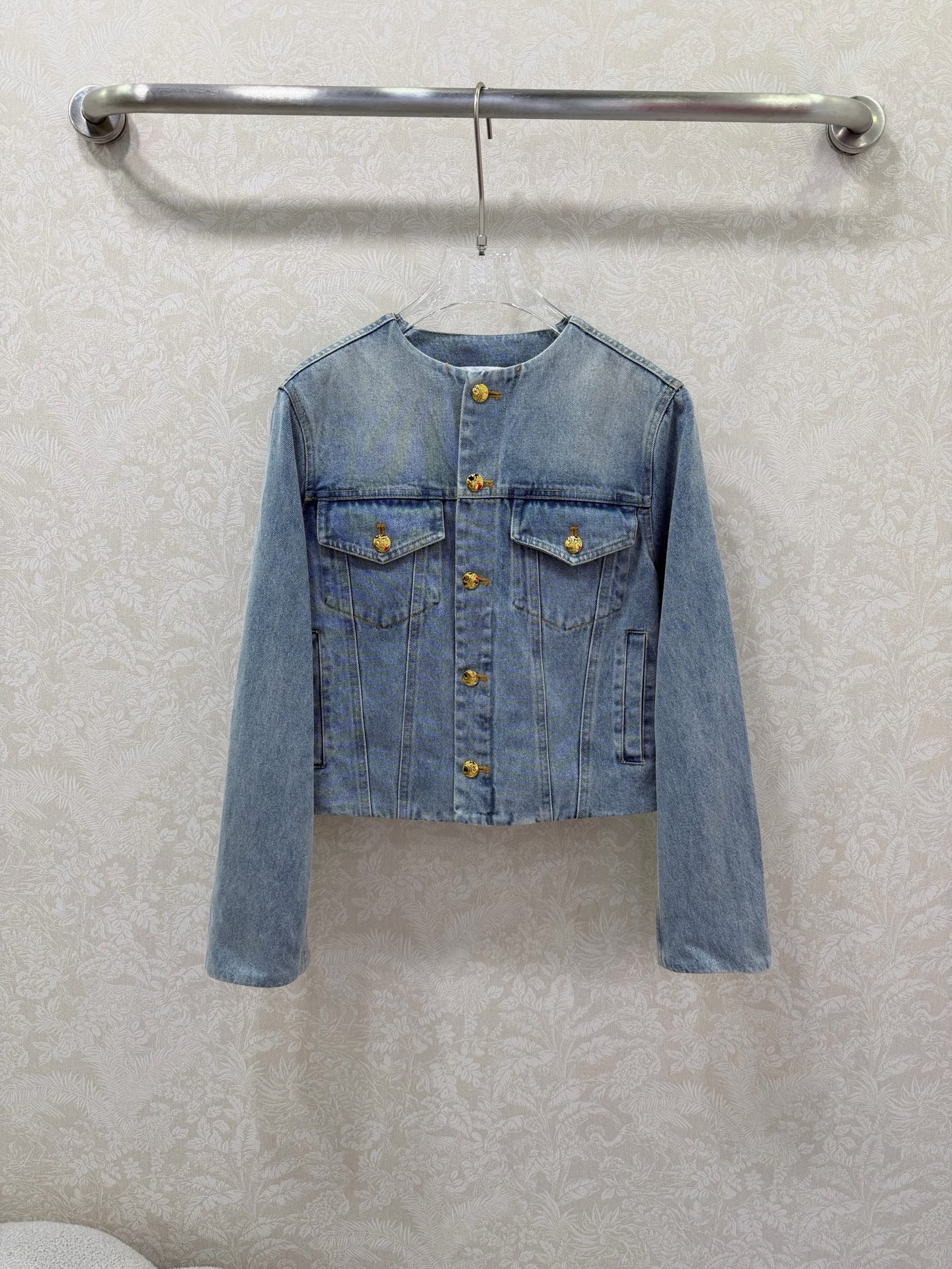 NO:742491,celin* 26 new denim jacket, the custom belt and metal circles on the back break the previous brand tonality and are unbridled embellishments. After fine artificial horsetail and garment washing and fading processes, it shows a natural distressed effect. The jacket adopts a fitted version design, with a round neckline and long sleeve design, customized Arc de Triomphe rental  The details highlight the brand's texture. Contrast color topstitching and patch pocket design add a sense of hierarchy, and the chest pockets are equipped with button flaps. After special washing process, the fabric is soft and rich in texture. Single color 3 size SML, Celine-clothing, celine, celine, jackets & coats,19860909celin* 26新款牛仔外套,后背定制皮带和金属圆圈打破以往品牌调性 肆意张扬的点缀 经过精细的人工马骝和成衣洗褪工艺处理,呈现出自然的做旧效果.外套采用合身版型设计,.圆形领口搭配长袖设计,定制凯旋门租金 细节处彰显品牌质感.撞色间面线工艺与贴袋设计增添层次感,胸前口袋配钮扣式翻盖.经过特殊水洗工艺处理,面料柔软且富有质感.单色3码SML,赛琳-服装,celine,celine,jackets & coats,,Women's clothing