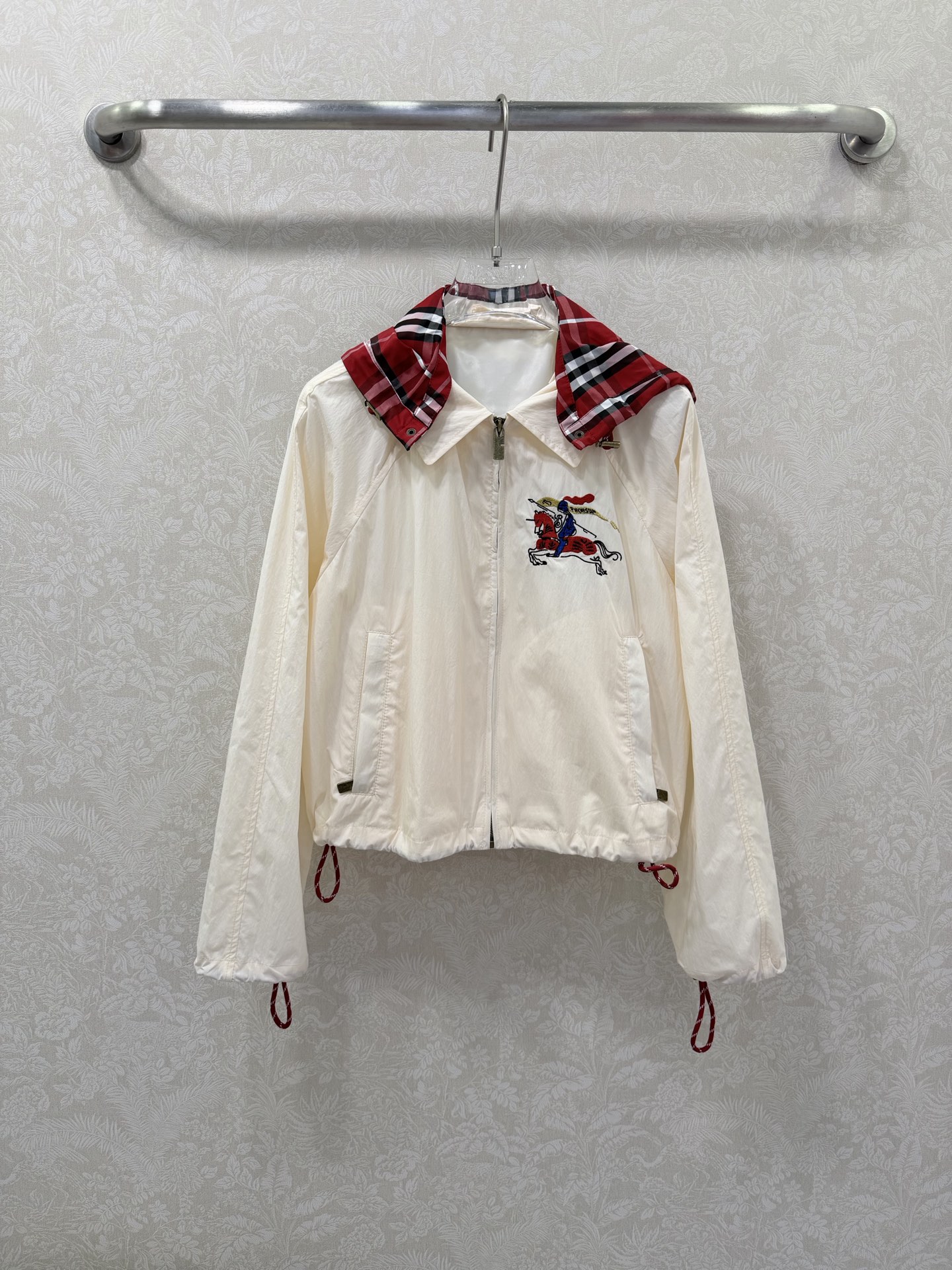 NO:742481,Burberr*26 new lightweight flight jacket with detachable plaid hood design. The short version is handsome and fashionable. Original custom zipper hardware buckle accessories. Decorated with equestrian knight logo appliqué embroidery, low-key luxury, custom fabric texture is light and delicate, casual version is versatile and makes the upper body slim and tall!  Single color size 3 SML, Burberry-clothing,burberry,jackets & coats,jackets & coats,hats,19860909Burberr*26新款轻薄飞行夹克外套 可拆卸的格纹帽子设计.不挑人短款版型帅气又时髦,原版定制拉链五金扣配件.饰有马术骑士徽标贴花刺绣低调奢华,定制面料质感轻盈细腻,休闲版型百搭上身显瘦又高挑！单色3码SML,博柏利-服装,burberry,jackets & coats,jackets & coats,hats,,Women's clothing