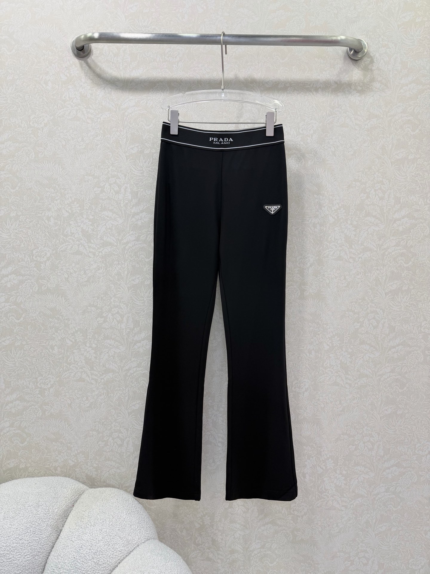 NO:742424,prad*26 new thin boot-cut trousers. Customized stretch cotton material. Logo webbing at the waist. Triangular logo decoration on the trouser body. Full of details. The boot-cut trousers modify the leg shape. They look slimmer and taller. The high-waist design elongates the proportion. It looks great with short or long clothes. The fabric has good drape and is comfortable to wear. It can be easily used for commuting, leisure and dating. It is a versatile and practical wardrobe essential!  Single color size 3 SML, Prada-clothing, prada, prada,19860909prad*26新款薄款微喇长裤 定制弹力棉材质 腰头logo织带 裤身三角标装饰 细节感满满 微喇裤型修饰腿型 显瘦又显高 高腰设计拉长比例 搭配短或都超好看～面料垂感好,穿着舒适,通勤、休闲、约会都能轻松驾驭,是百搭实用的衣橱必备单品！单色3码SML,普拉达-服装,prada,prada,,Women's clothing