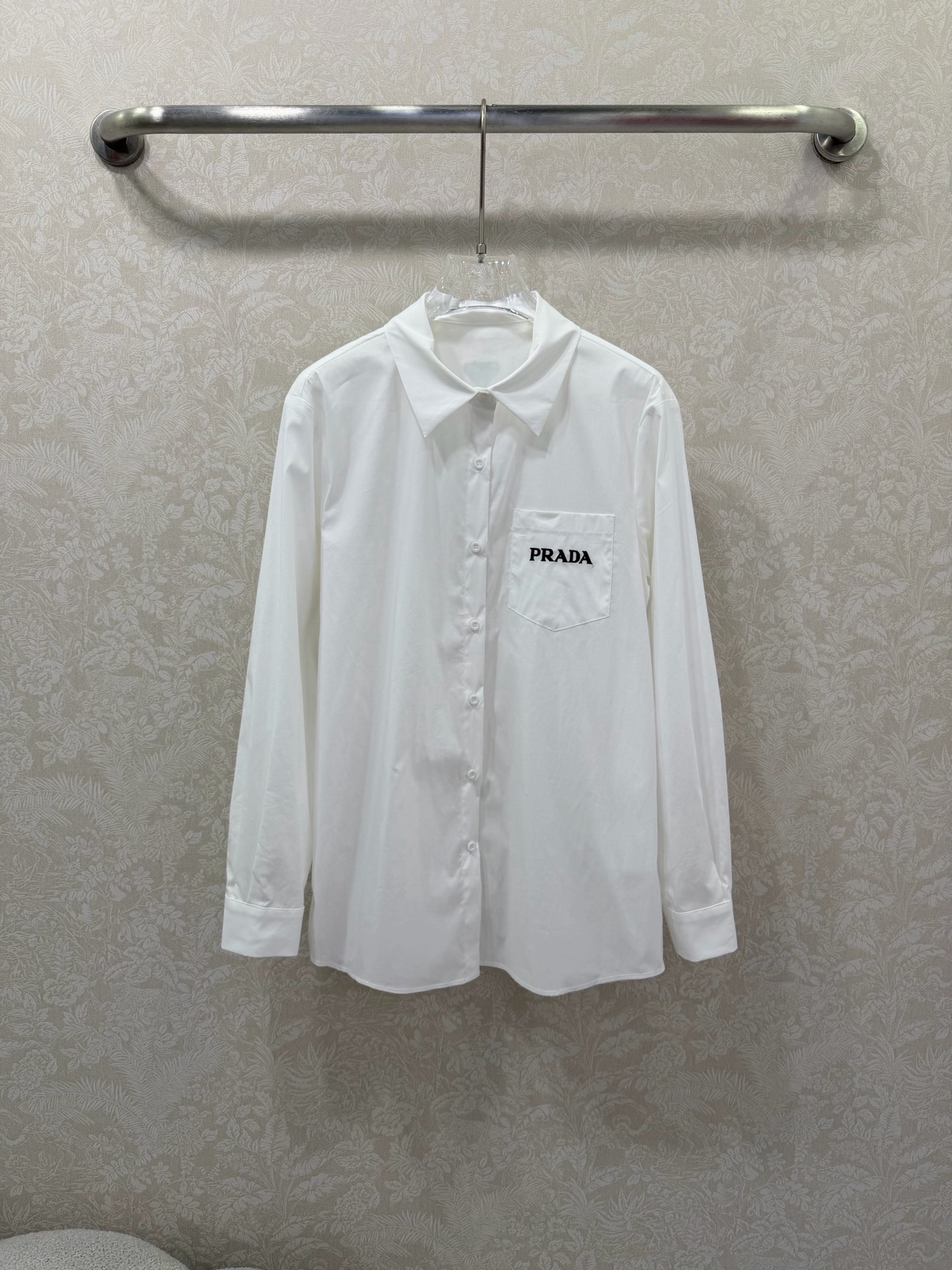 NO:742437,prad*26 new style mid-century style shirt. There is no reason to reject it. It has a cute style and a style that anyone can control. It is OK to wear for daily commuting, regardless of the occasion.  The shirt is clean and elegant, with a richer sense of layering, and is full of small details that are a plus. It has a very KOL-style silhouette and is accommodating to all body types. The length of the shirt is very friendly to girls with short stature and fat belly. The slimming effect is great. Monochrome size 3 SML, Prada-clothing, prada, prada,19860909prad*26新款中古风衬衣 没有什么理由可以拒绝它 可A可乖的风格,版型属于谁都好驾驭的,日常通勤穿什么的都是很OK的,不挑场合的 衬衣干净大气,层次感更加丰富,满满小细节太加分了.很有KOL风范的版型,包容各种身材都不在话下,衣长对于小个子和肚子有肉肉的女生都很友好哦.显瘦效果很棒.单色3码SML,普拉达-服装,prada,prada,,Women's clothing