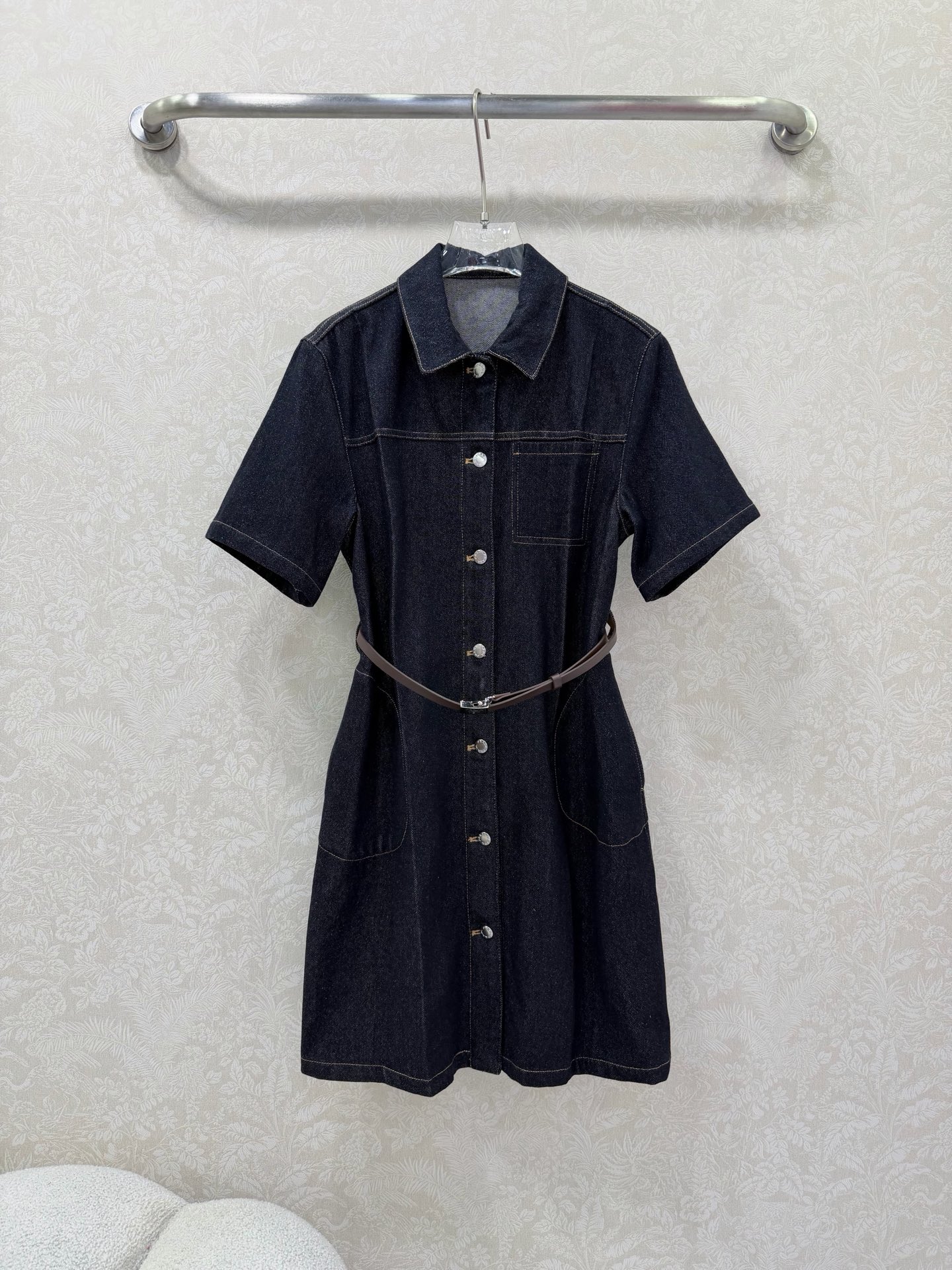 NO:742453,prad*26 new retro indigo lapel denim dress. The small A-line version is simply good news for pear-shaped figures. Customized Maillard color belt. Slightly wide cuffs and skirt with waist tie design can well tighten the waist and figure curve. Denim denim color with sewing thread is full of retro atmosphere. A denim skirt with high practicality. Single color 3 size SML, Prada-clothing, prada, prada, skirts,19860909prad*26新款复古靛青色翻领牛仔连衣裙 小A字版型简直是梨型身材的福音 定制美拉德色系腰带 微阔的袖口与裙摆配合腰间系带设计能够很好的收腰身材曲线 丹宁牛仔色配上车缝线复古气息十足 实穿性超高的一条牛仔裙 单色3码SML,普拉达-服装,prada,prada,skirts,,Women's clothing