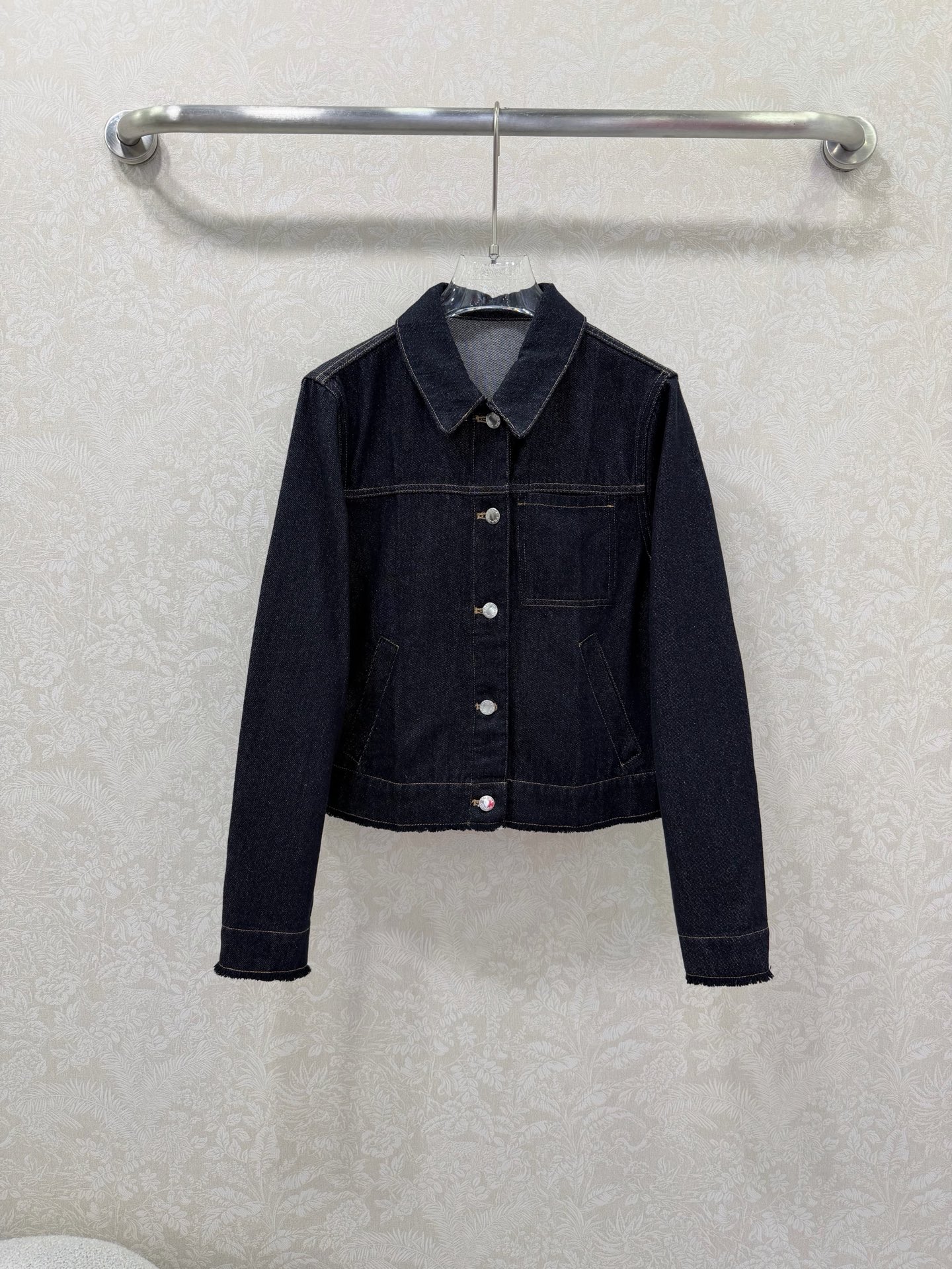 NO:742467,prad*26 new retro indigo lapel denim jacket. Raw edge design at the hem. Details highlight the brand texture. Contrast color topstitching and patch pocket design add a sense of hierarchy. Denim denim color with stitching is full of retro flavor. A denim jacket with high practicality. Single color size 3 SML, Prada-clothing, prada, prada, jackets & coats,19860909prad*26新款复古靛青色翻领牛仔外套 下摆毛边设计 细节处彰显品牌质感.撞色间面线工艺与贴袋设计增添层次感 丹宁牛仔色配上车缝线复古气息十足 实穿性超高的一件牛仔外套 单色3码SML,普拉达-服装,prada,prada,jackets & coats,,Women's clothing